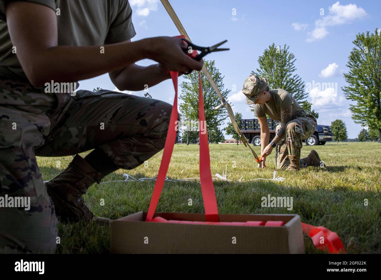 Personale Sgt. Katie Baird, a destra, e Airman Ilse Boyles, gli aerei della Guardia Nazionale aerea degli Stati Uniti dal Volk Field Combat Readiness Training Center (CRTC), lavorano insieme per finire le tende di ricevimento per l'arrivo degli afghani alla base della Guardia Nazionale aerea di Volk Field, Wisconsin, il 19 agosto 2021. Il Dipartimento della Difesa, a sostegno del Dipartimento di Stato, fornisce trasporto e alloggio temporaneo a sostegno dell'operazione Allees Refuge. Questa iniziativa segue l'impegno dell'America nei confronti dei cittadini afghani che hanno aiutato gli Stati Uniti e fornisce loro un sostegno essenziale in luoghi sicuri Foto Stock
