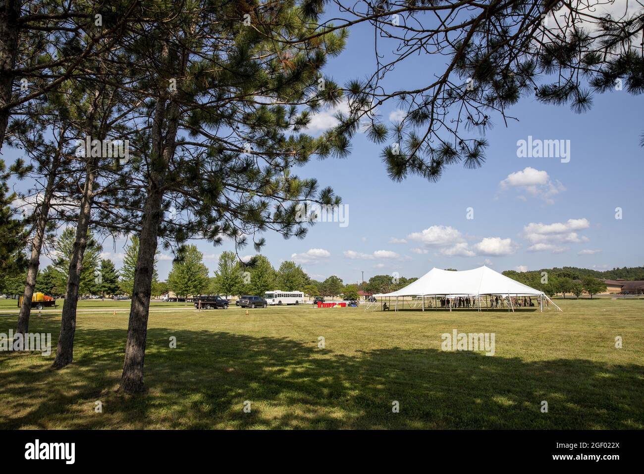 I Marines degli Stati Uniti dal supporto dell'ala marina Squadron 471 e gli Airmen della Guardia Nazionale aerea degli Stati Uniti dal centro di addestramento di preparazione di combattimento di campo di Volk (CRTC) lavorano insieme per sollevare le tende di ricezione per l'arrivo degli evacuati afghani alla base di Guardia Nazionale aerea di campo di Volk, Wisconsin, il 19 agosto 2021. Il Dipartimento della Difesa, a sostegno del Dipartimento di Stato, fornisce trasporto e alloggio temporaneo a sostegno dell'operazione Allees Refuge. Questa iniziativa segue l'impegno dell'America nei confronti dei cittadini afghani che hanno aiutato gli Stati Uniti e fornisce loro un sostegno essenziale e sicuro Foto Stock