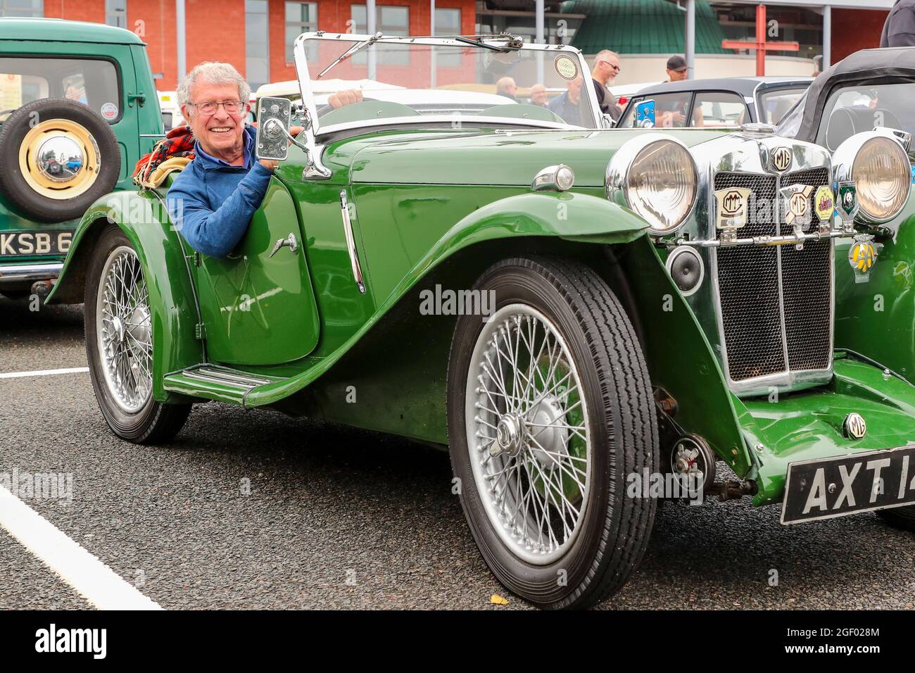 Kilmarnock, Regno Unito. 22 agosto 2021. L'Ayrshire Classic Car Club ha ospitato un'esposizione di auto classiche e d'epoca, con 120 auto, camion e autobus con proprietari provenienti da tutto il Regno Unito. Fortunatamente le restrizioni di Covid sono state rilassate e lo spettacolo è stato permesso di avanzare ed è la prima esposizione del suo genere organizzata dal Club dell'automobile, da marzo 2020. RODDY GOODING da Kilmarnock seduta nel suo 1934 MG PA credito: Findlay / Alamy Live News Foto Stock