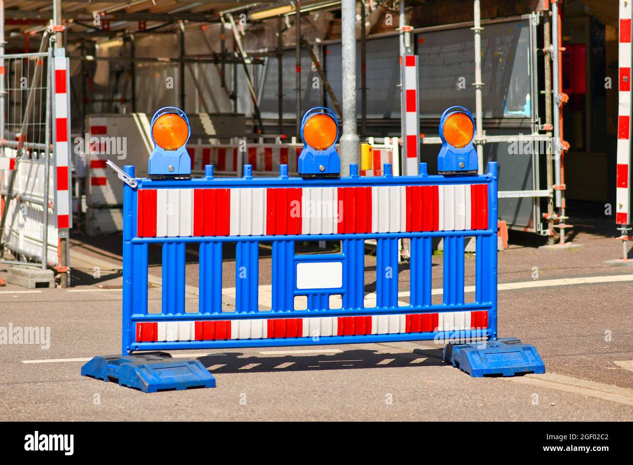 Barriera a strisce blu, rosse e bianche con lavori di costruzione sullo sfondo Foto Stock
