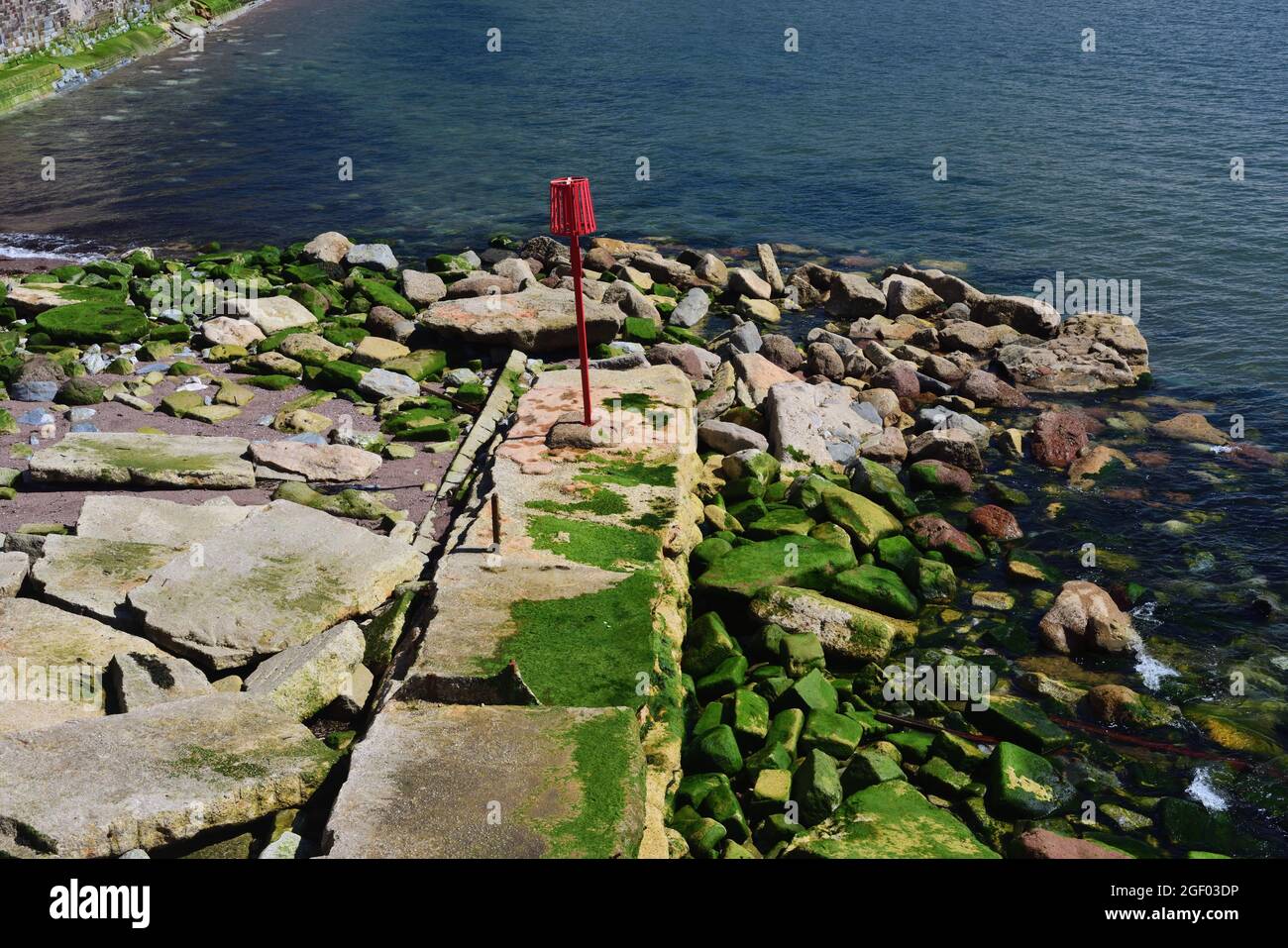 In parte demolito frangiflutti a Sprey Point, accanto alla ferrovia a Teignmouth, come visto nel 2021. Foto Stock