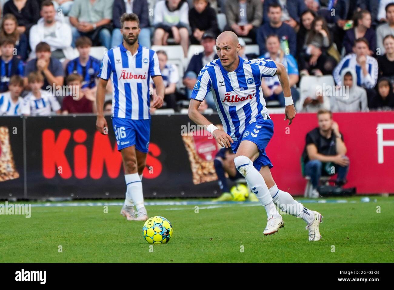 Odense, Danimarca. 21 Agosto 2021. Aron Elis Thrandarson (19) di OB visto durante la 3F Superliga partita tra Odense Boldklub e Broendby SE al Parco Naturale dell'energia di Odense. (Photo Credit: Gonzales Photo/Alamy Live News Foto Stock