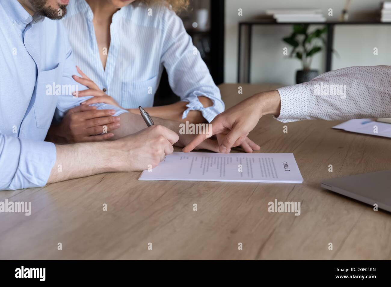 Primo piano della trattativa stretta della coppia alla riunione in ufficio Foto Stock