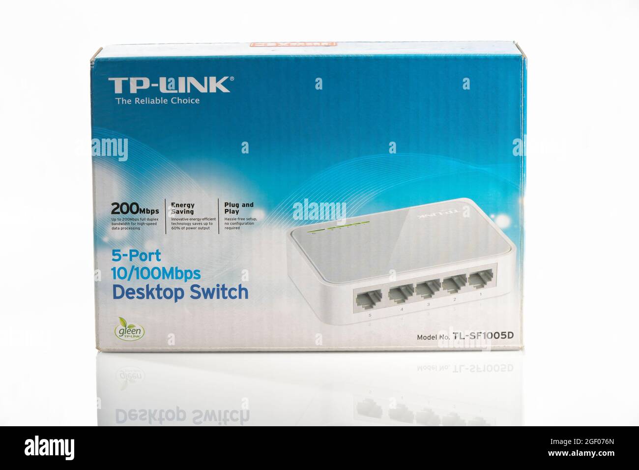 Switch desktop a 5 porte modello sf1005d del marchio TP-link isolato su bianco. Foto scattata il 22 agosto 2021 in Spagna. Foto Stock