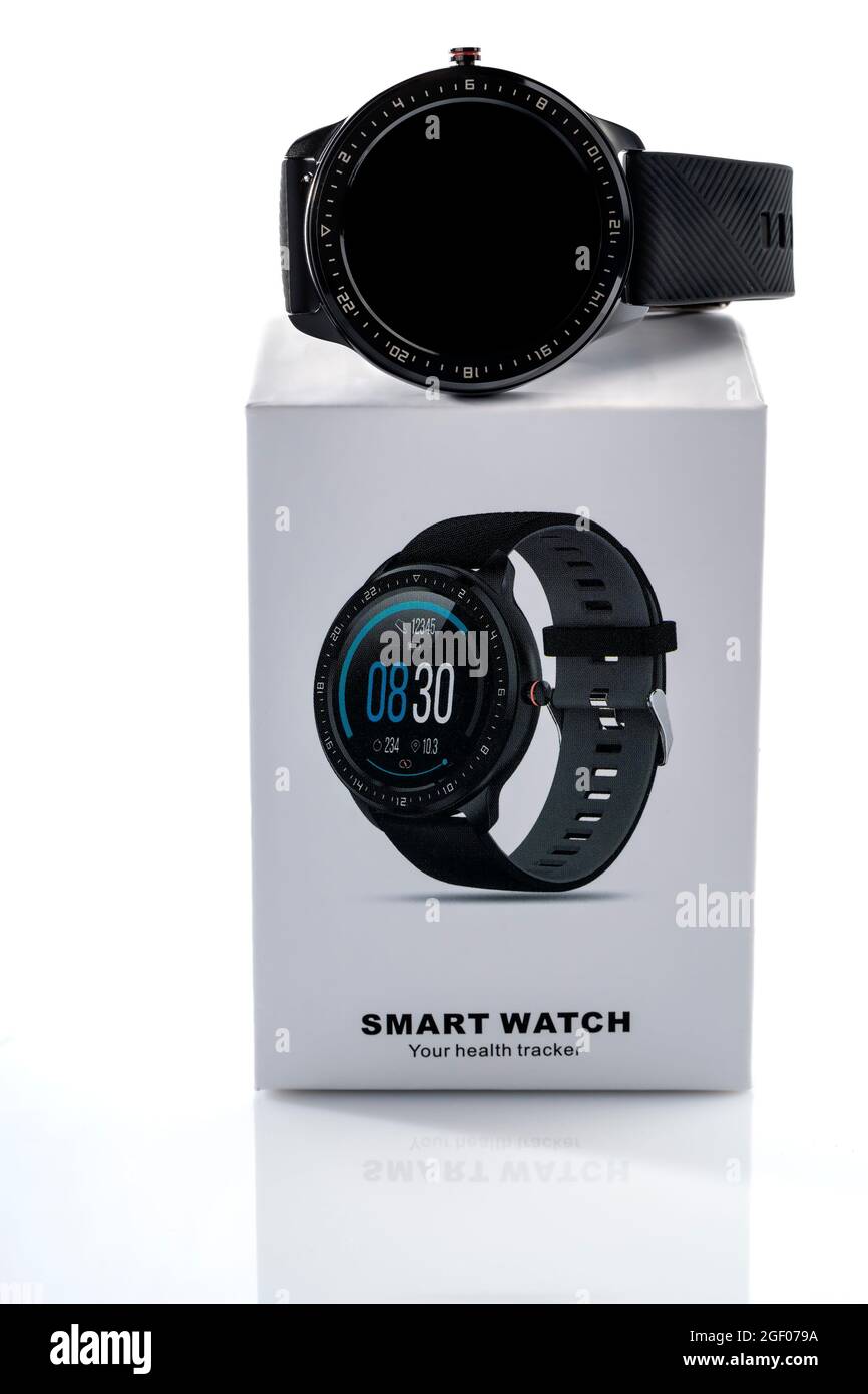 Uno smartwatch nero sulla sua scatola e isolato su sfondo bianco Foto stock  - Alamy