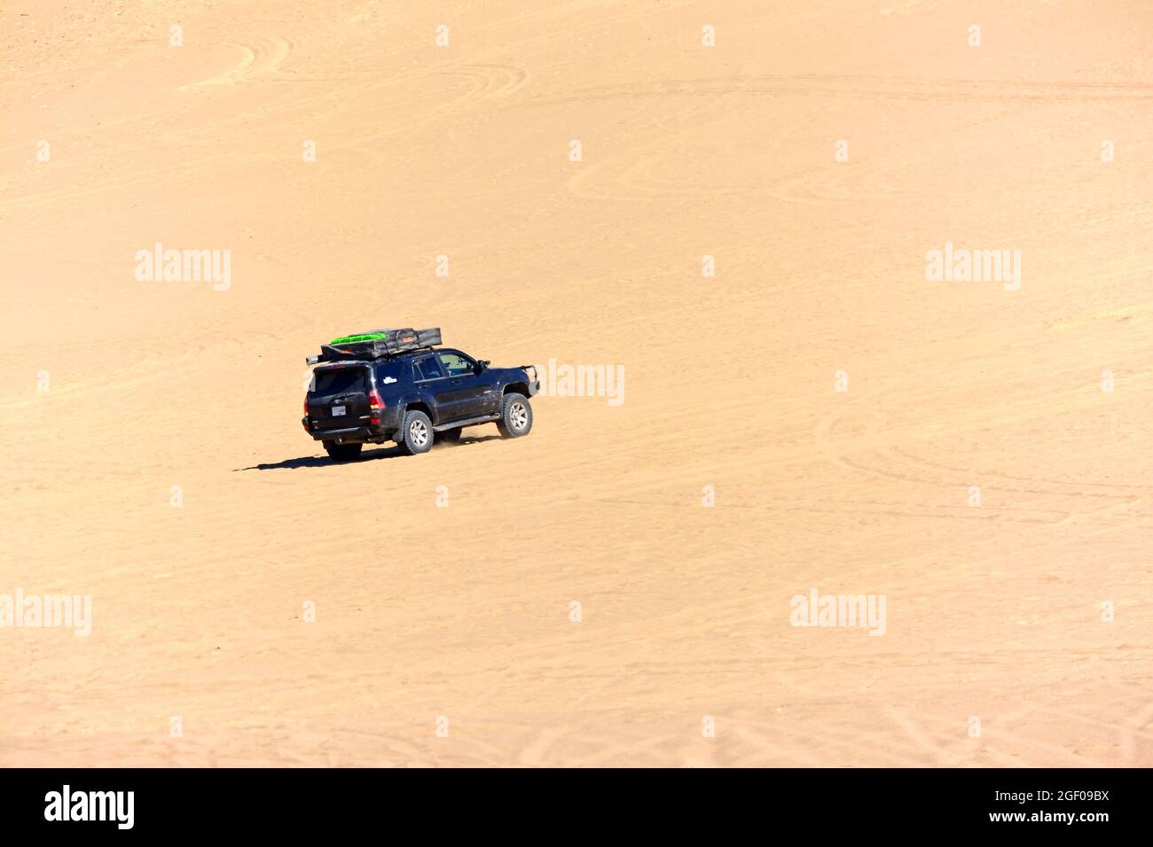 Jeep sulla duna di sabbia Foto Stock