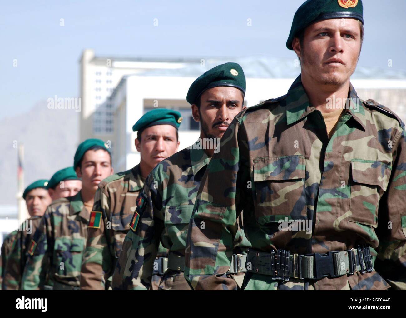 Kabul, Afghanistan – 828 soldati dell'esercito nazionale afghano marciano in formazione durante una cerimonia di laurea al Kabul Military Training Center (KMTC). I soldati afghani hanno completato la loro formazione di base e si schiereranno in tutto il paese a sostegno della difesa nazionale afghana. In un dato giorno 10,000 reclute sono addestrati presso KMTC e Stati Uniti e NATO membri di servizio e appaltatori fornire mentorship e formazione al KMTC. Foto del Dipartimento della Difesa degli Stati Uniti di Lt. CDR. John Gay Foto Stock