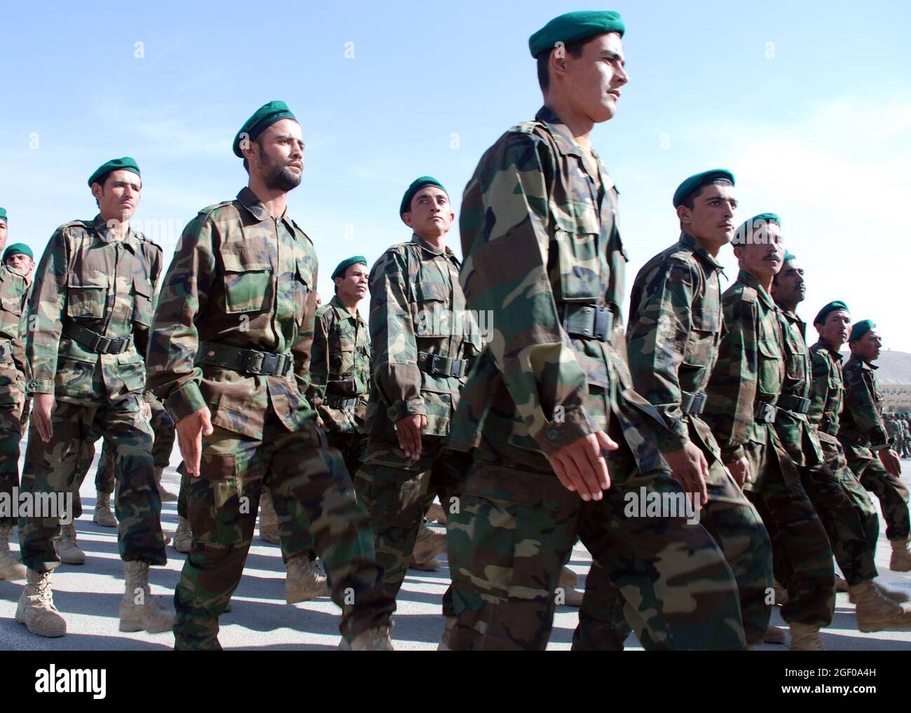Kabul, Afghanistan – 828 soldati dell'esercito nazionale afghano marciano in formazione durante una cerimonia di laurea al Kabul Military Training Center (KMTC). I soldati afghani hanno completato la loro formazione di base e si schiereranno in tutto il paese a sostegno della difesa nazionale afghana. In un dato giorno 10,000 reclute sono addestrati presso KMTC e Stati Uniti e NATO membri di servizio e appaltatori fornire mentorship e formazione al KMTC. Foto del Dipartimento della Difesa degli Stati Uniti di Lt. CDR. John Gay Foto Stock