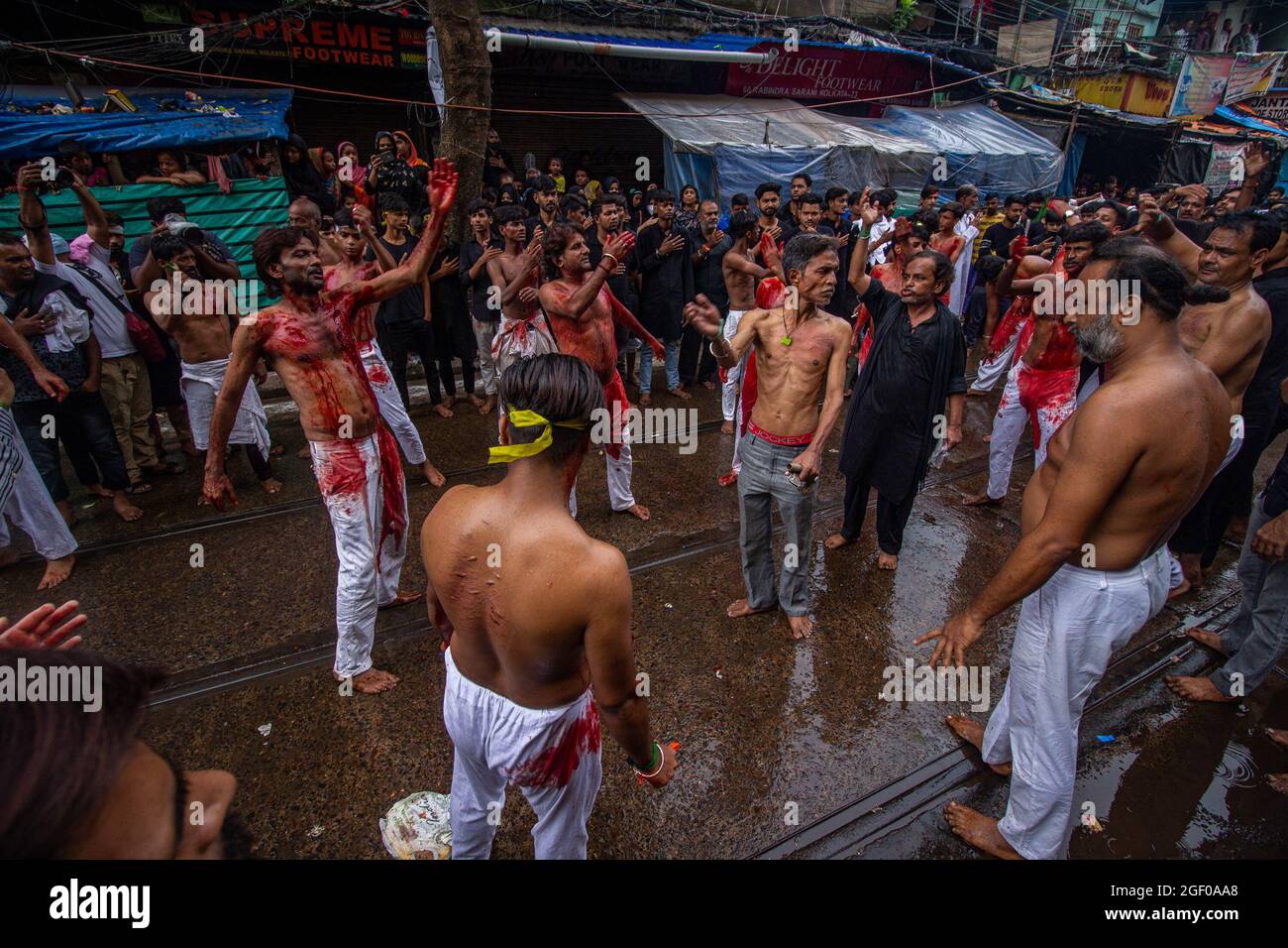 (NOTA DEI REDATTORI: L'immagine contiene contenuti grafici) Musulmani sciiti sanguinano e piangono il decimo giorno di Muharram UL Haram, sa Ashura ricordando il sacrificio di Imam Hussain, martirizzato nella battaglia di Karbala nel 680 d.C. di questo giorno. (Foto di Suvajit Mukherjee/Pacific Press/Sipa USA) Foto Stock