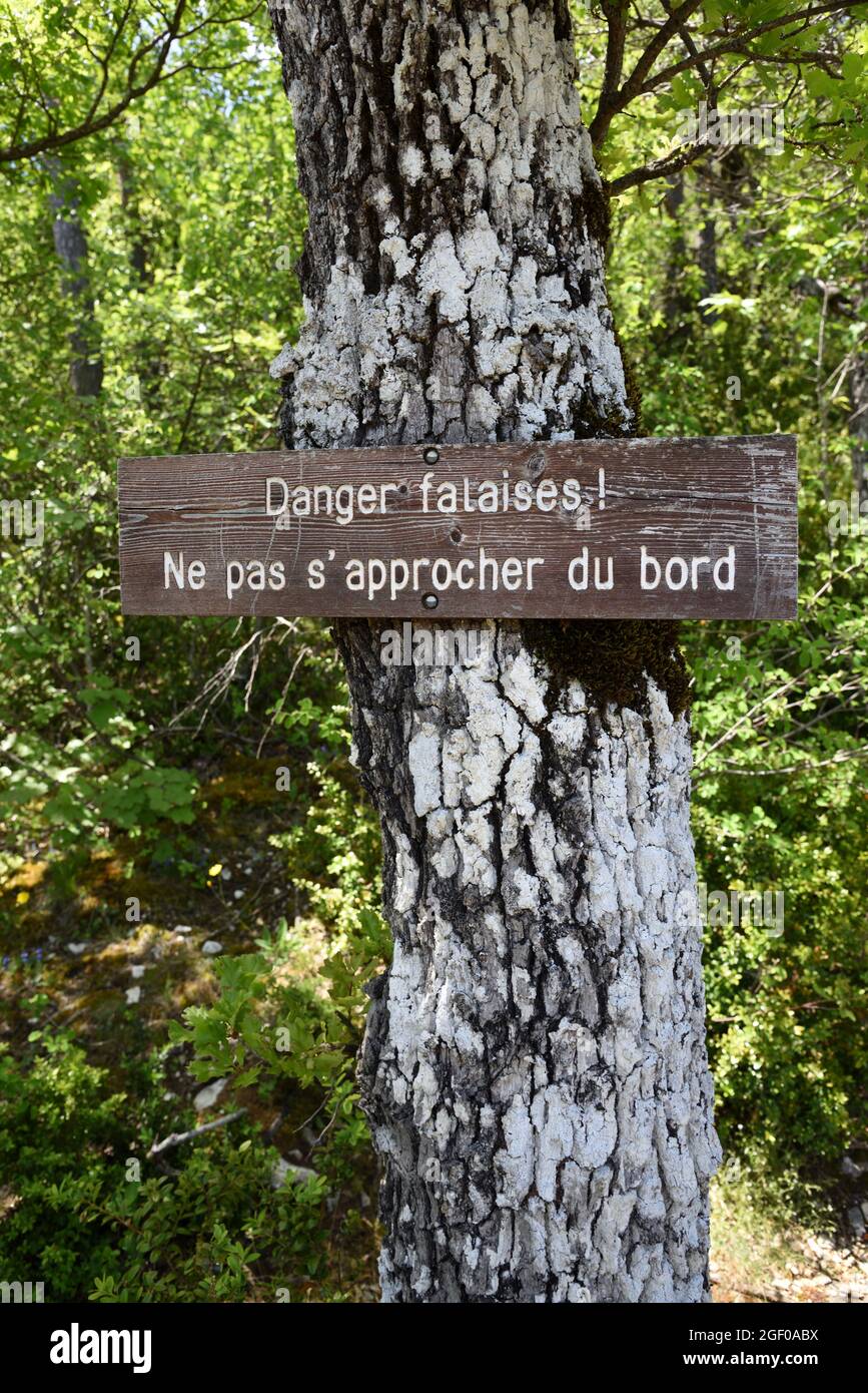 Cartello di avvertimento in legno o cartello di pericolo attenzione su pericolo di scogliere o bordo di scogliera in Verdon Gorge Riserva Naturale Alpes-de-Haute-Provence Provenza Francia Foto Stock