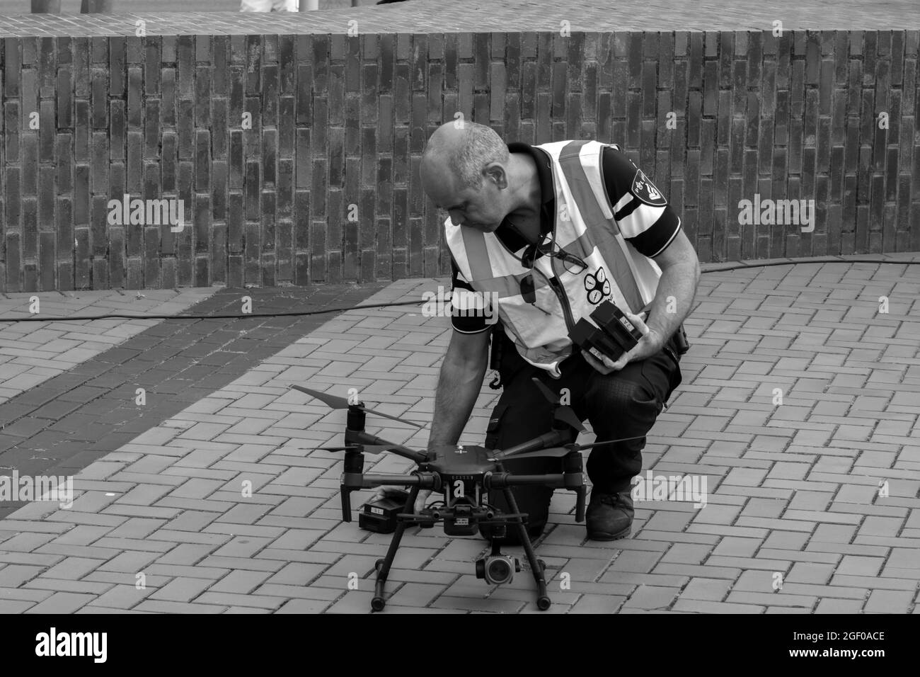 Poliziotto uomo e drone ad Amsterdam Paesi Bassi 22-8-2021 Foto Stock