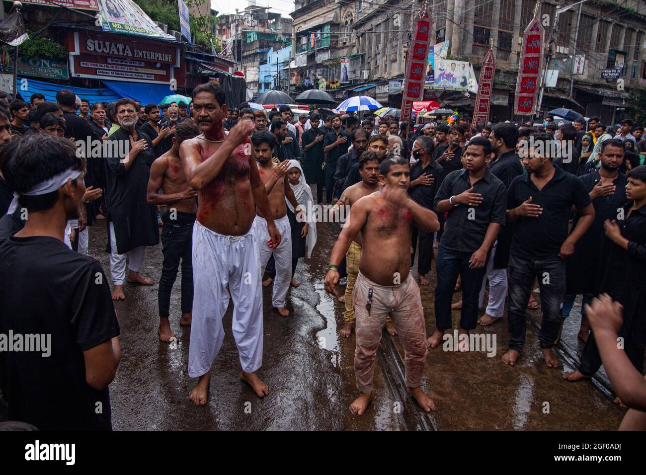(NOTA DEI REDATTORI: L'immagine contiene contenuti grafici) Musulmani sciiti sanguinano e piangono il decimo giorno di Muharram UL Haram, sa Ashura ricordando il sacrificio di Imam Hussain, martirizzato nella battaglia di Karbala nel 680 d.C. di questo giorno. (Foto di Suvajit Mukherjee/Pacific Press/Sipa USA) Foto Stock