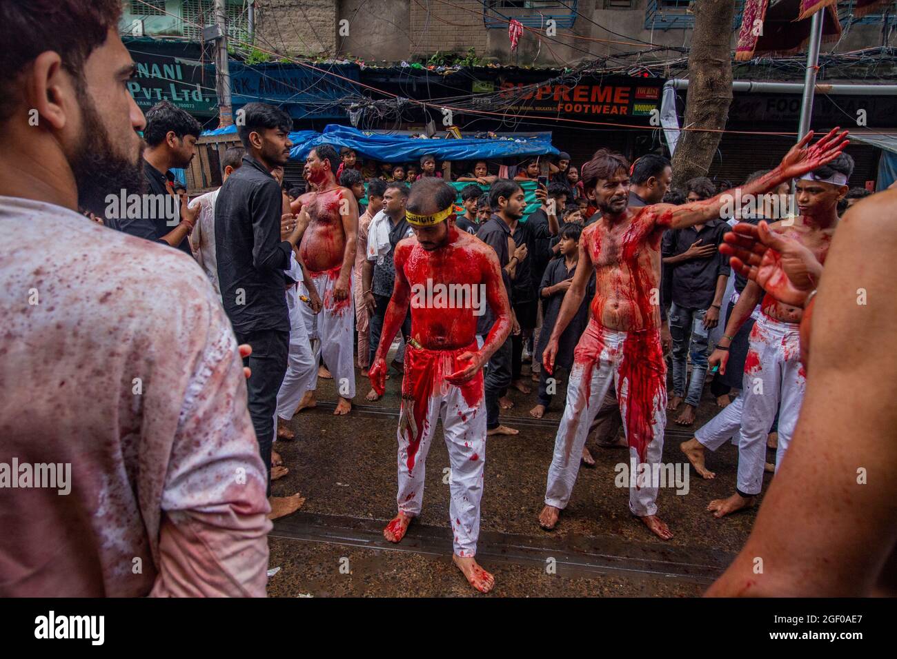 (NOTA DEI REDATTORI: L'immagine contiene contenuti grafici) Musulmani sciiti sanguinano e piangono il decimo giorno di Muharram UL Haram, sa Ashura ricordando il sacrificio di Imam Hussain, martirizzato nella battaglia di Karbala nel 680 d.C. di questo giorno. (Foto di Suvajit Mukherjee/Pacific Press/Sipa USA) Foto Stock