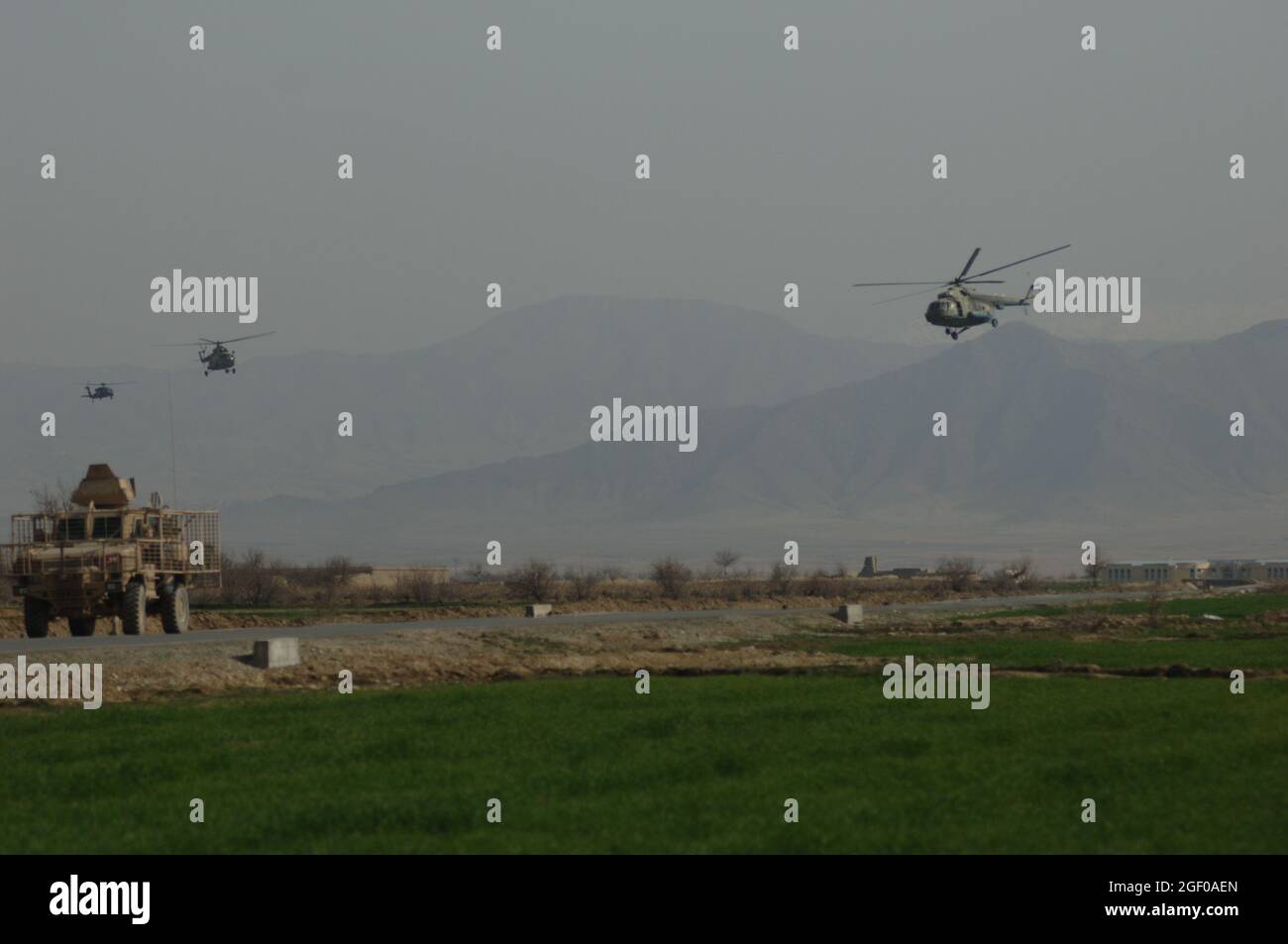 Le forze dell'esercito degli Stati Uniti hanno stabilito la sicurezza sul terreno mentre un elicottero americano Blackhawk UH-60 segue l'arrivo delle forze di sicurezza nazionali dell'Afghanistan MI-17 elicotteri a Khanjarkhe, provincia di Parwan, Afghanistan durante una missione di addestramento. I comandos ANSF prendono parte alla loro prima missione di addestramento mentre frequentano l'Accademia di Assault dell'aria ANSF a Bagram Airfield, Afghanistan, marzo 10. Foto Stock