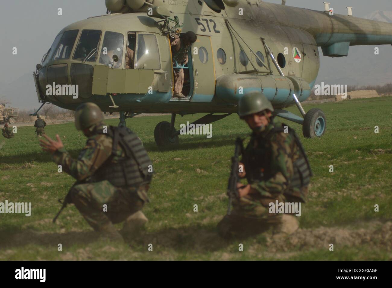 Un elicottero DELLE forze di sicurezza nazionali afghane MI-17 atterra per raccogliere i comandos durante una missione di addestramento a Khanjarkhe, provincia di Parwan, Afghanistan durante una missione di addestramento. I comandos ANSF prendono parte alla loro prima missione di addestramento mentre frequentano l'Accademia di Assault dell'aria ANSF a Bagram Airfield, Afghanistan, marzo 10. Foto Stock