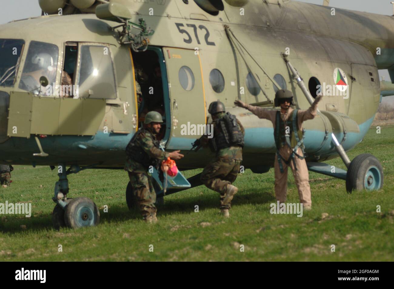Un elicottero DELLE forze di sicurezza nazionali afghane MI-17 atterra per raccogliere i comandos durante una missione di addestramento a Khanjarkhe, provincia di Parwan, Afghanistan durante una missione di addestramento. I comandos ANSF prendono parte alla loro prima missione di addestramento mentre frequentano l'Accademia di Assault dell'aria ANSF a Bagram Airfield, Afghanistan, marzo 10. Foto Stock