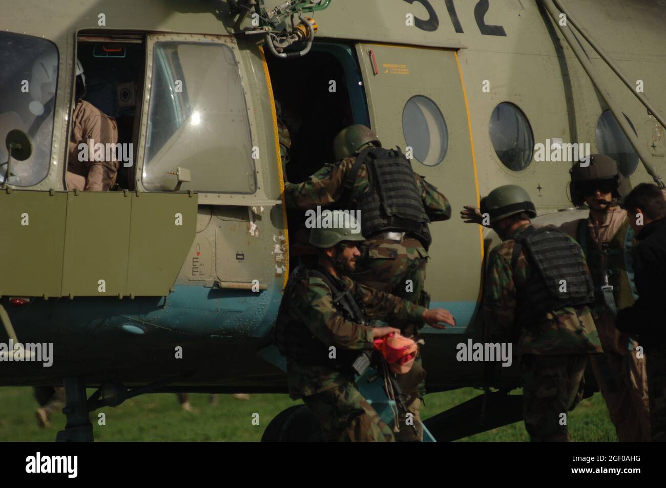 I comandamenti delle forze di sicurezza nazionali afghane salono a bordo di un elicottero MI-17 come ex-fil durante una missione di addestramento a Khanjarkhe, provincia di Parwan, Afghanistan durante una missione di addestramento. I comandos ANSF prendono parte alla loro prima missione di addestramento mentre frequentano l'Accademia di Assault dell'aria ANSF a Bagram Airfield, Afghanistan, marzo 10. Foto Stock