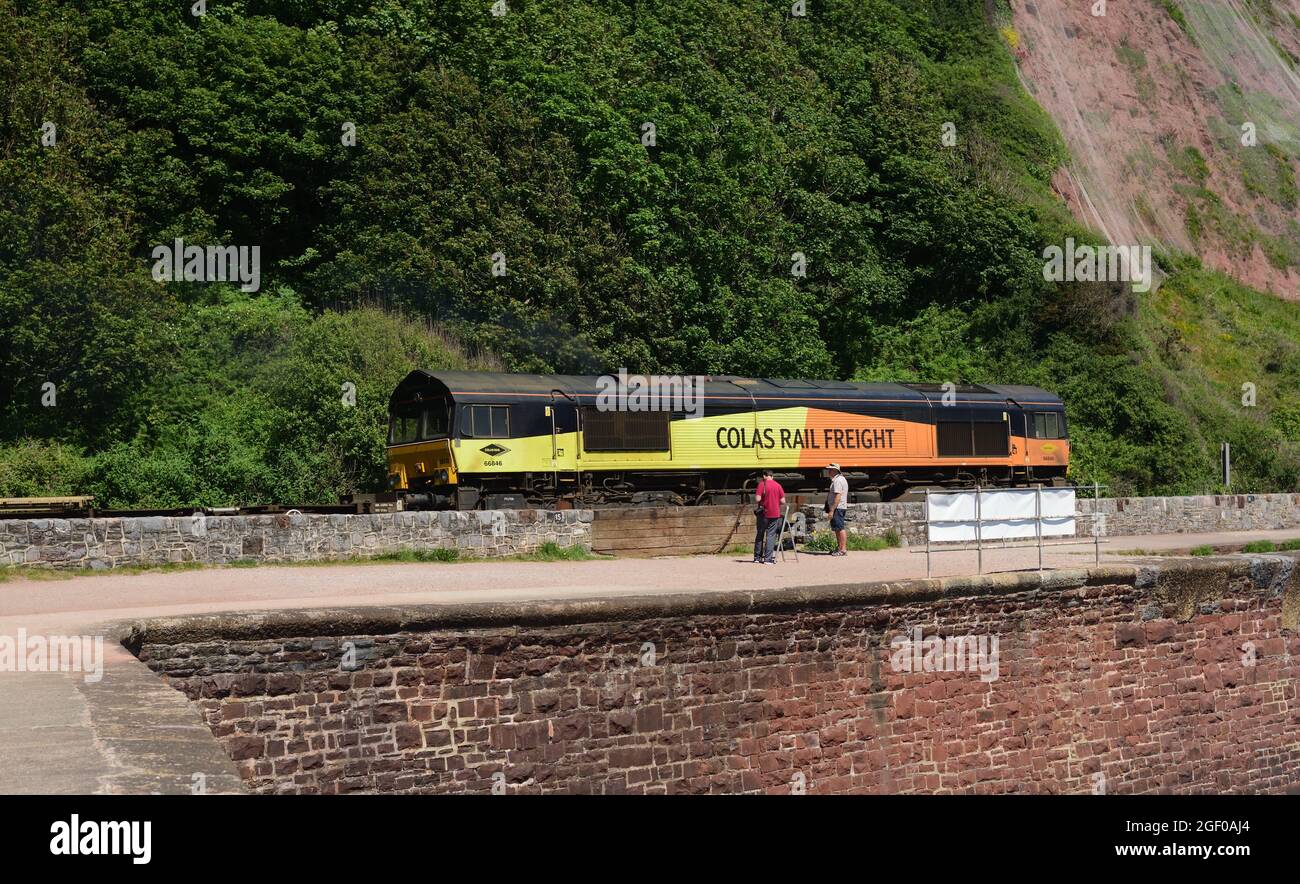 Colas Rail Freight 627R la 0855 Lostwithiel fino a Westbury Down, passando per Sprey Point, Teignmouth, trainato dal n. 66846 (n. 66848 sul retro). 13.06.2021. Foto Stock