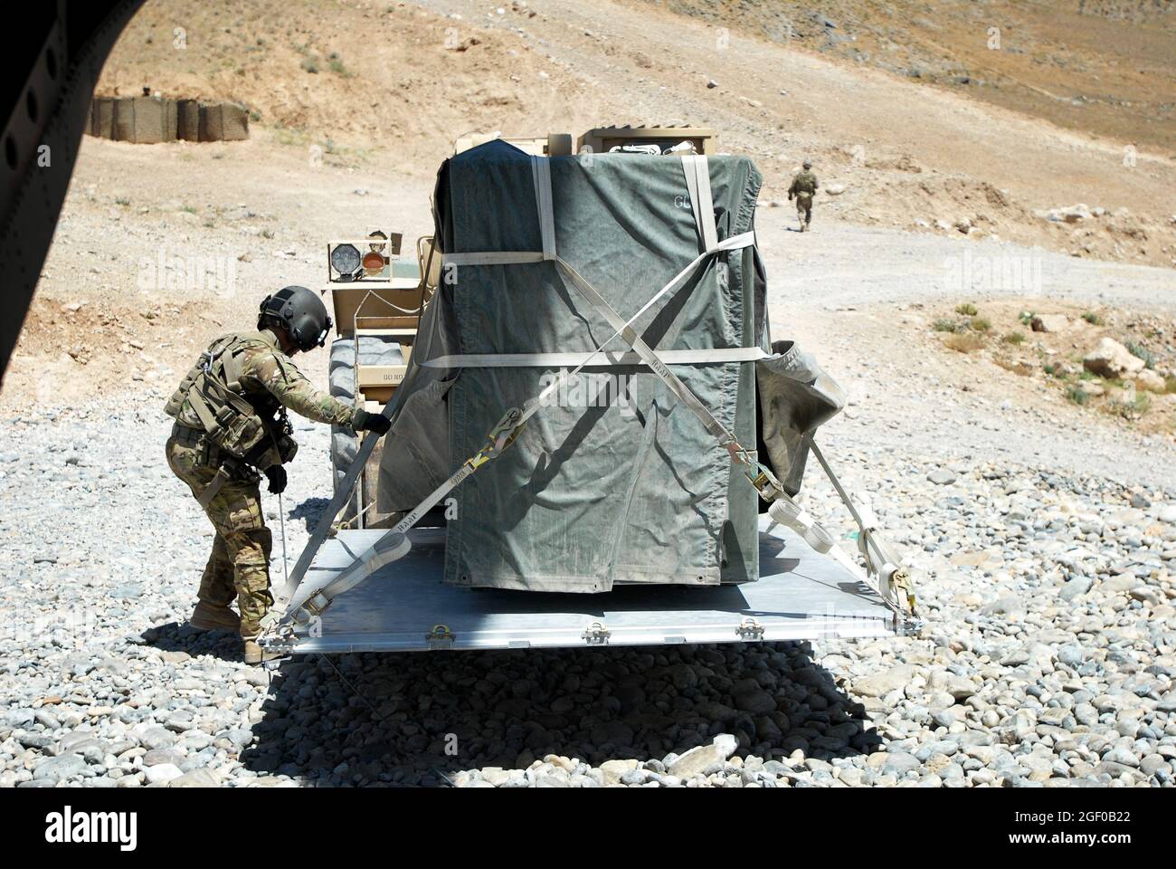 SGT. Zach Smola prepara il carico per essere caricato in un CH-47 Chinook nella provincia di Uruzgan, Afghanistan, 12 maggio 2013. I Chinooks, gestiti da membri della Bravo Company, 2° Battaglione, 104° Regiment Aviazione della Guardia Nazionale dell'Esercito del Connecticut e della Pennsylvania , hanno giocato un ruolo vitale nella missione in Afghanistan dal loro arrivo nel dicembre 2012 effettuando missioni di riapprovvigionamento, retrogrado e pianificate. (STATI UNITI Foto dell'esercito di Sgt. Jessi Ann McCormick) Foto Stock