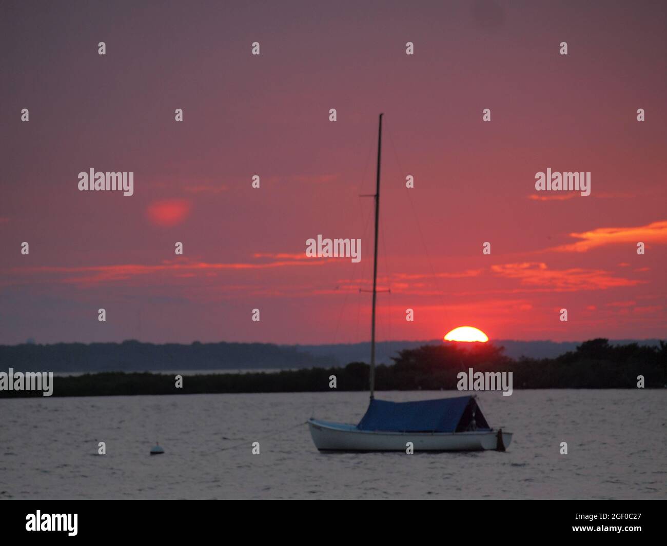 Barnegat Bay, New Jersey, tramonto su una barca a vela ormeggiata. Foto Stock