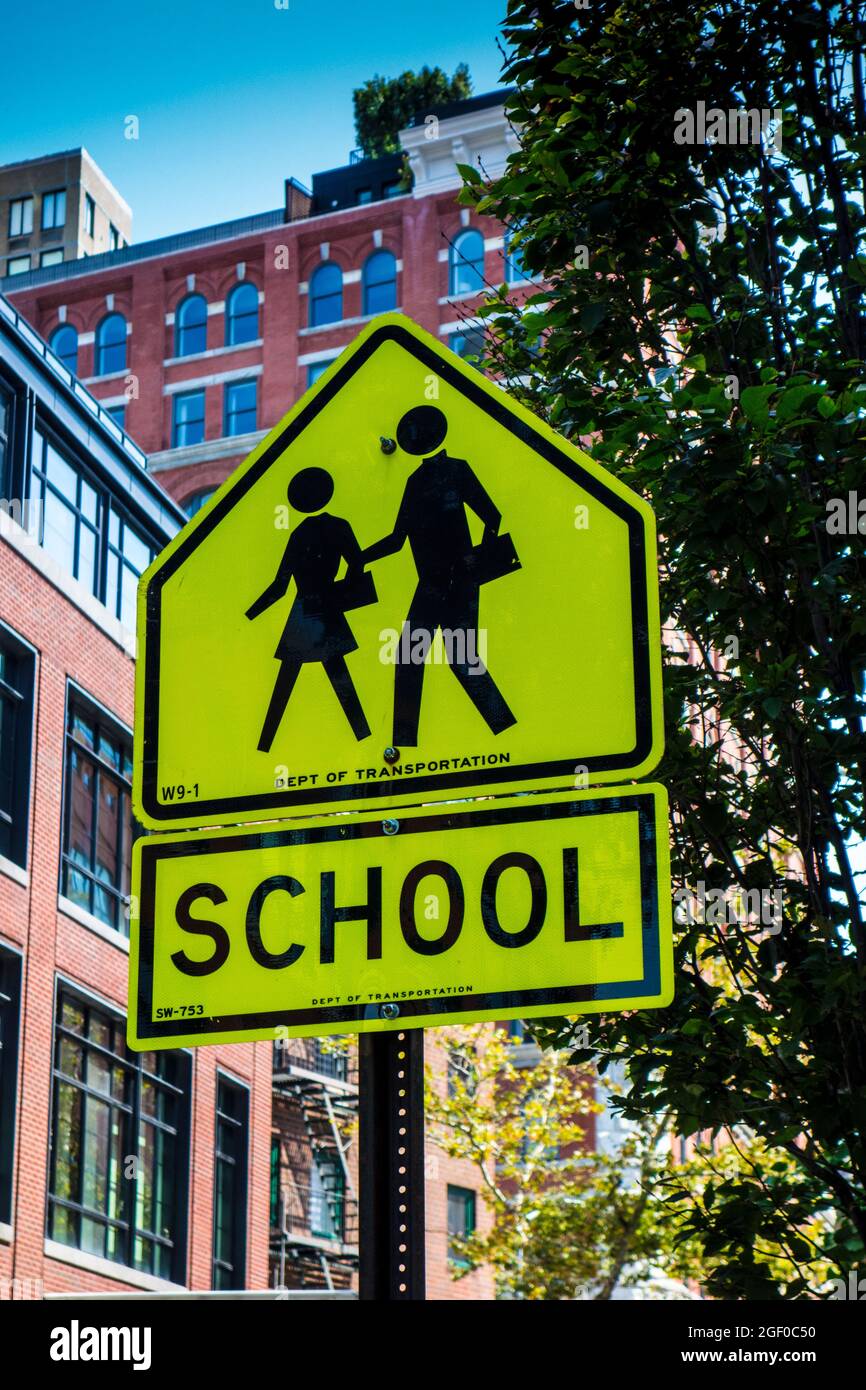 Cartello stradale della scuola con personaggi adulti e bambini, New York City, NY, USA Foto Stock