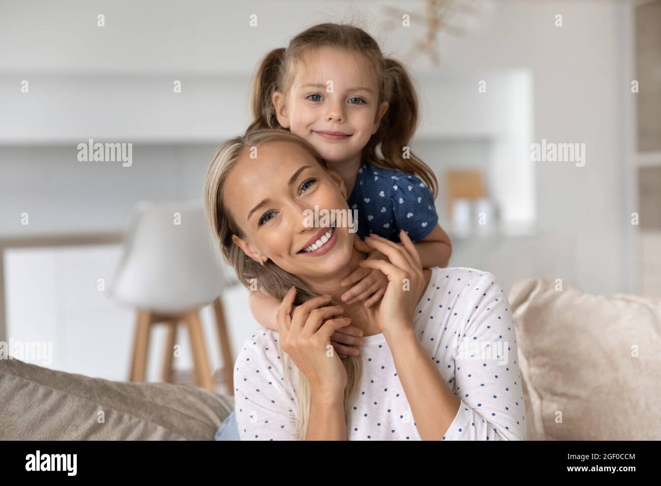 Ritratto di dolce bambina abbracciante felice mamma migliore Foto Stock