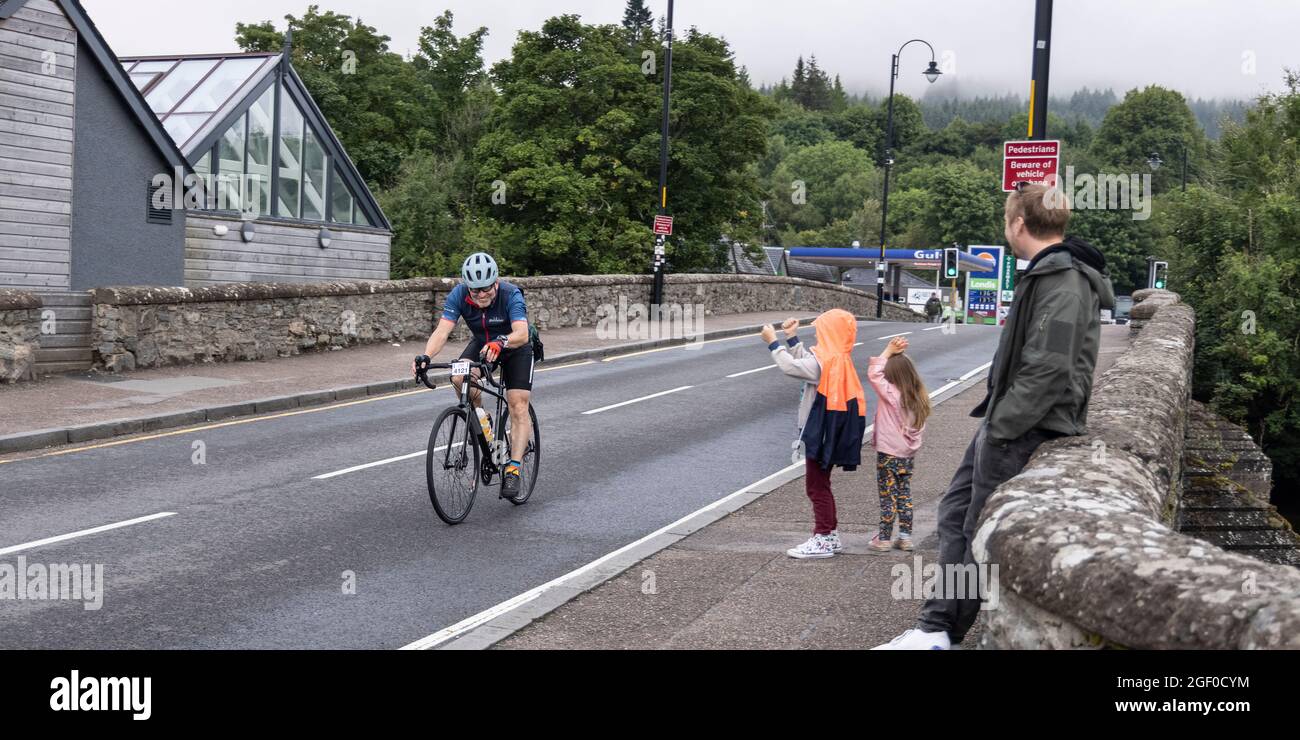 Fort Augustus, Scozia, Regno Unito. 22 agosto 2021. I ciclisti che prendono parte all'Etape Loch Ness hanno chiuso la strada ciclistica sportiva seguendo un percorso a 360 gradi di 66 miglia / 106 km intorno a Loch Ness, Scozia, partendo e finendo a Inverness. Migliaia di sterline saranno raccolti dai partecipanti al Macmillan Cancer Support, l'evento ufficiale di beneficenza. Questa immagine mostra i partecipanti a Fort Augustus. Cliff Green/Alamy Foto Stock