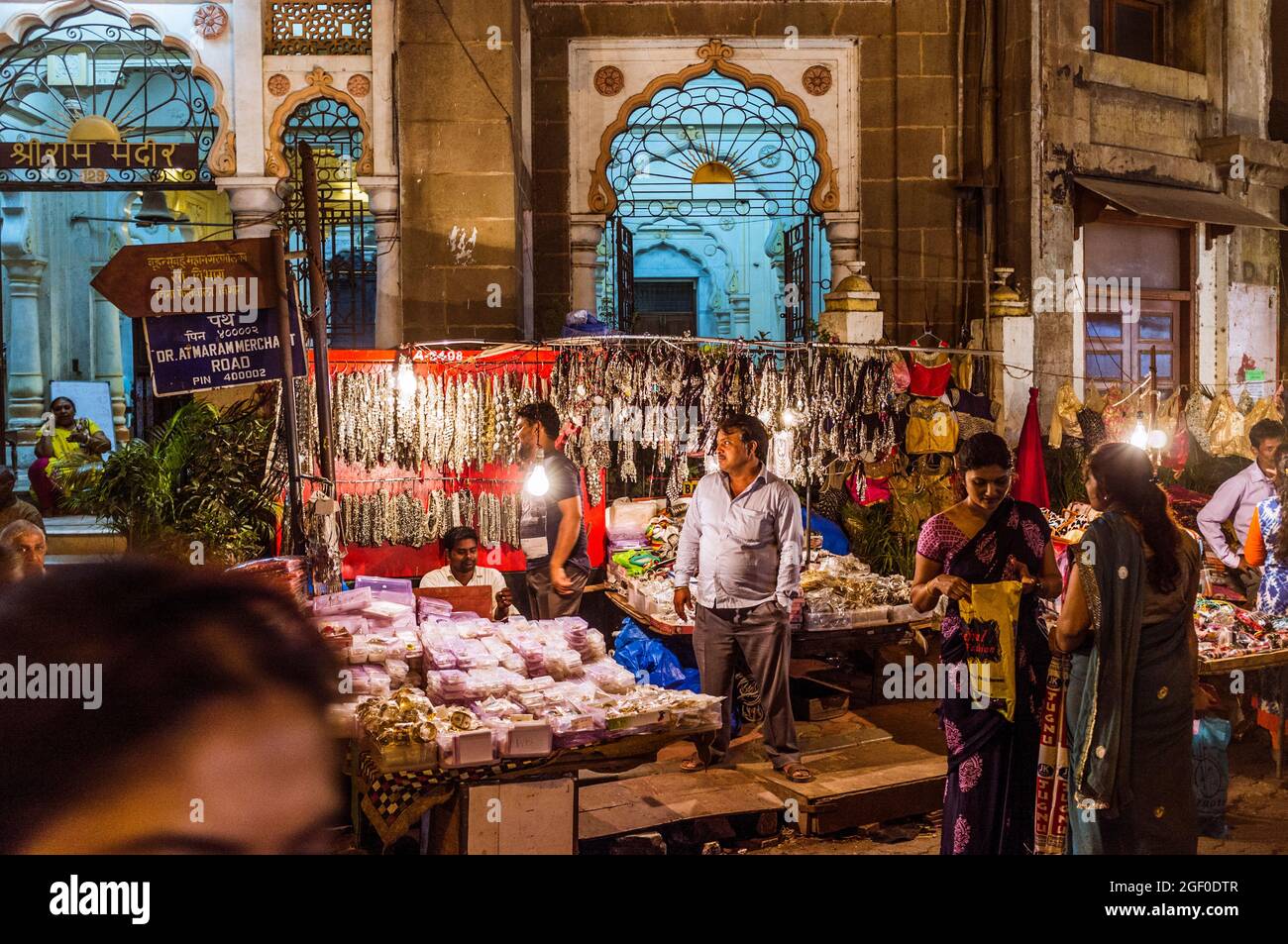 Mumbai, Maharashtra, India : la gente acquista di notte nel trafficato mercato di Mangaldas nel quartiere di Kalbadevi. Foto Stock