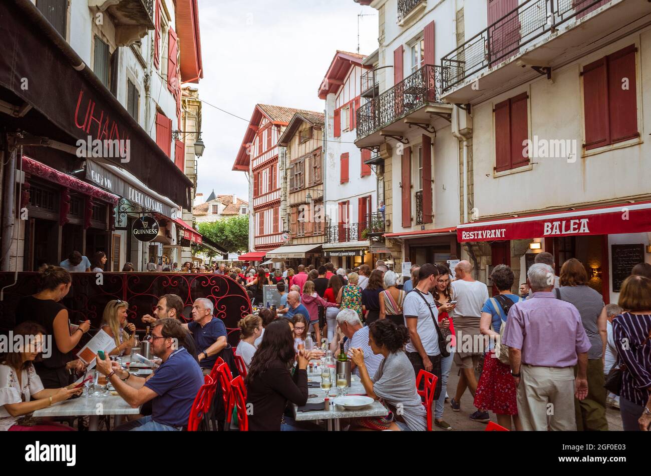Saint Jean de Luz, Paesi Baschi francesi, Francia - 13 luglio 2019 : le persone si siedono in un ristorante all'aperto durante le celebrazioni del giorno della Bastiglia, Foto Stock