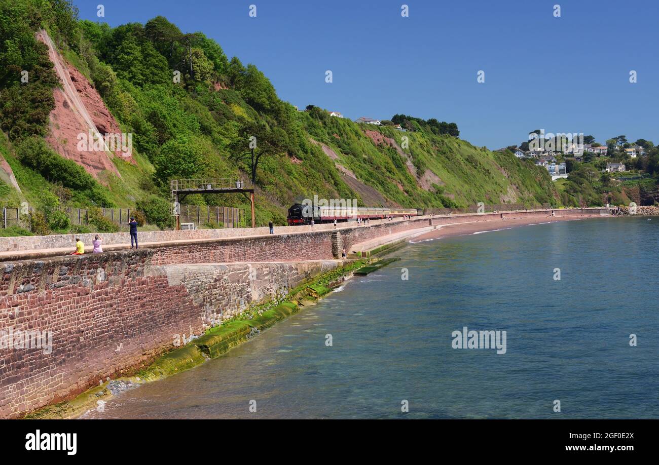 Con un chiaro scarico LMS n. 46100 Royal Scot si avvicina a Sprey Point a Teignmouth con la gamba esterna della English Riviera Express. 13.06.2021. Foto Stock