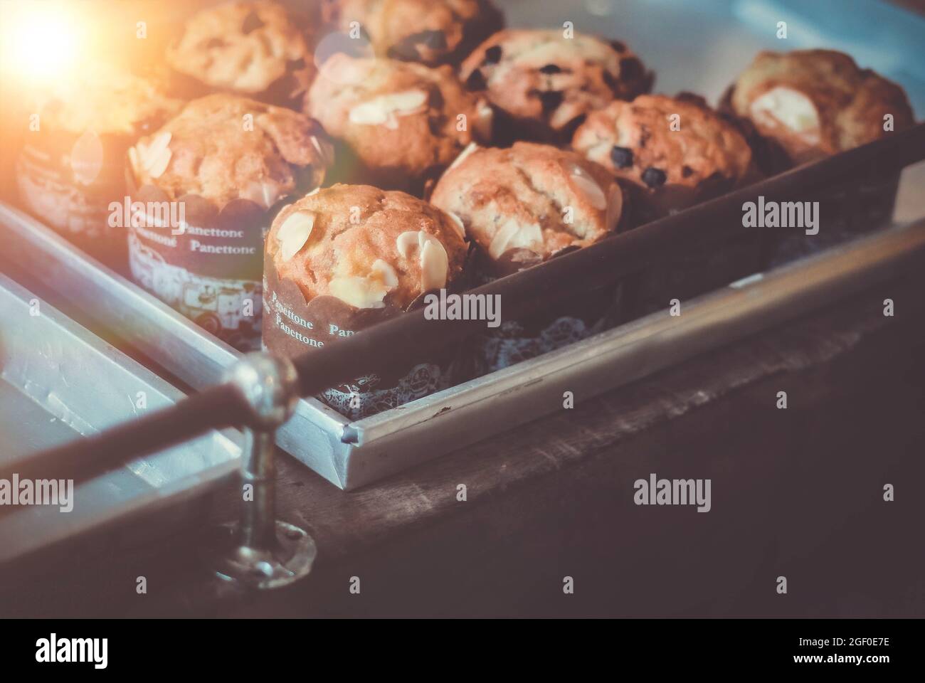 focus selettivo fatto in casa cioccolato chip mandorle muffin cupcake dolce dessert delizioso cibo nel negozio di panetteria. Foto Stock