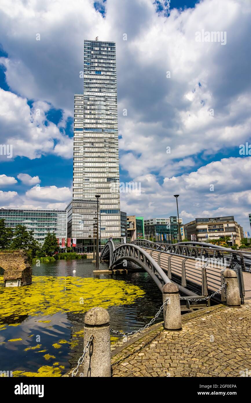 Moderna torre di uffici al mediapark di Colonia - CITTÀ DI COLONIA GERMANIA - 25 GIUGNO 2021 Foto Stock