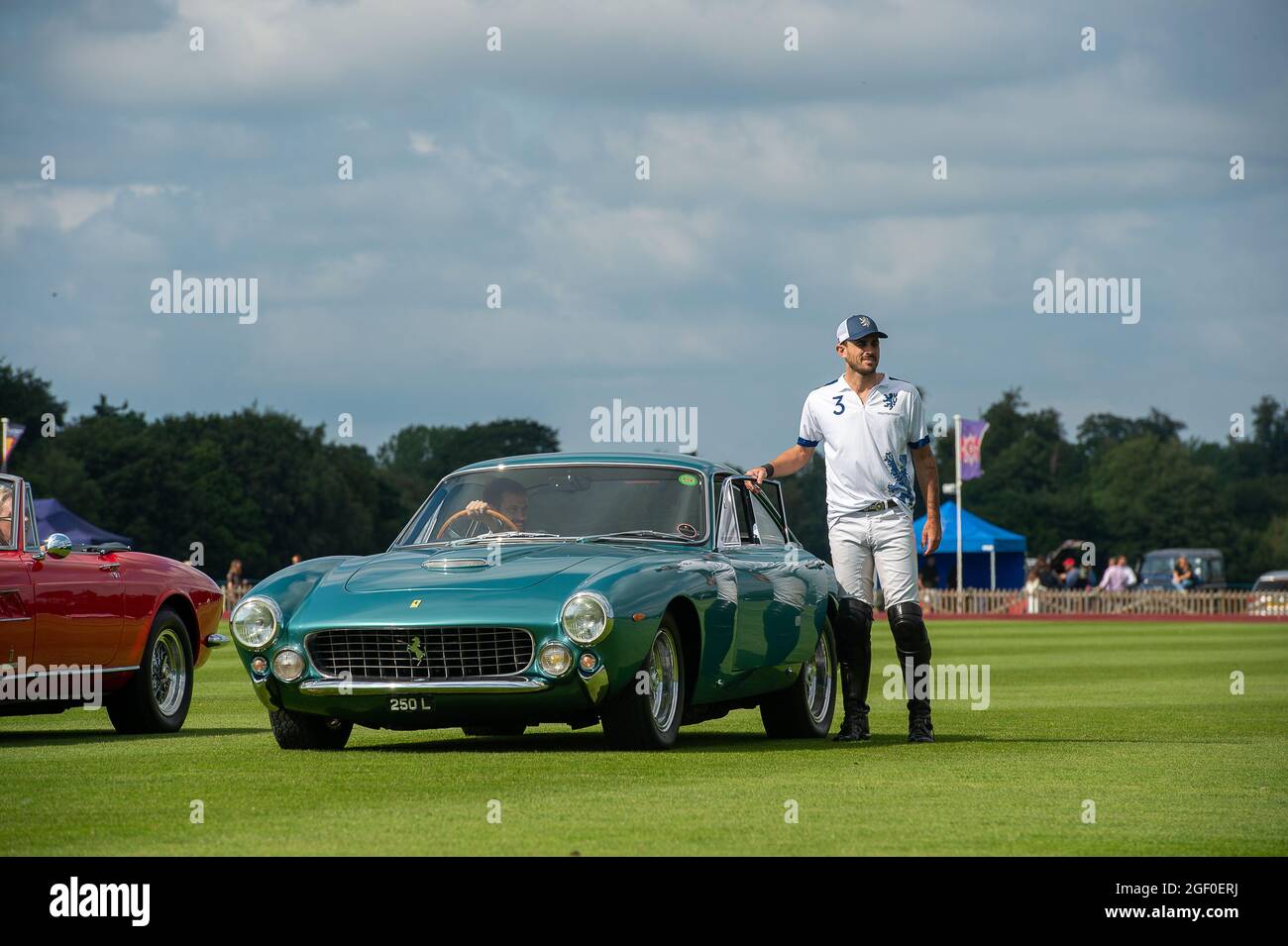 Egham, Surrey, Regno Unito. 22 agosto 2021. Facundo sola a giocare per la squadra di polo di Monterosso è stato guidato sul campo di polo per la finale della Talacrest Prince of Wales Championship Cup in una Ferrari 1964. Credit: Maureen McLean/Alamy Live News Foto Stock