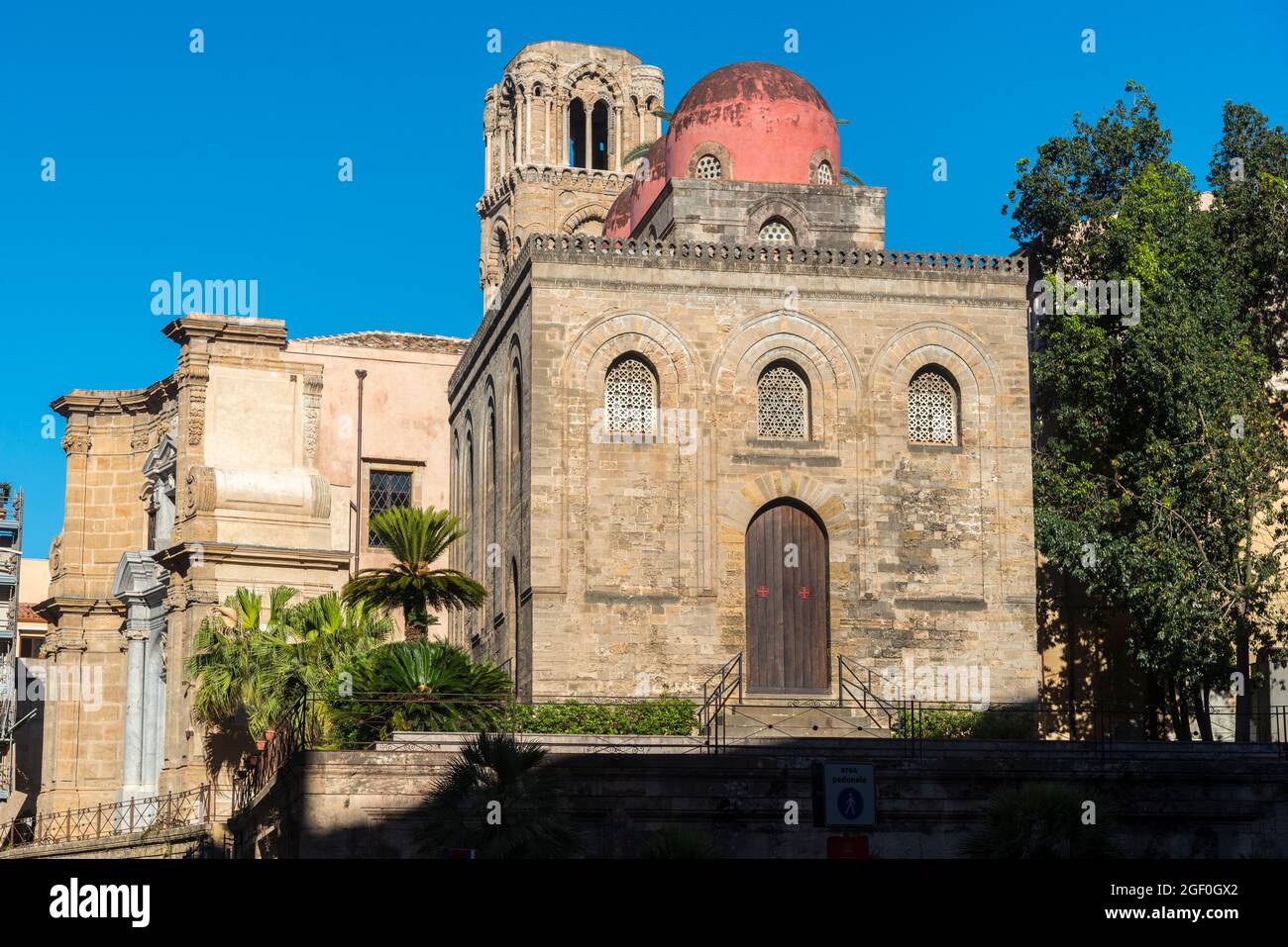 San Cataldo con le sue cupole rosa e il campanile di Santa Maria dell' Ammiraglio, Martorana, dietro, in Piazza Bellini, Centrale Palerm Foto Stock