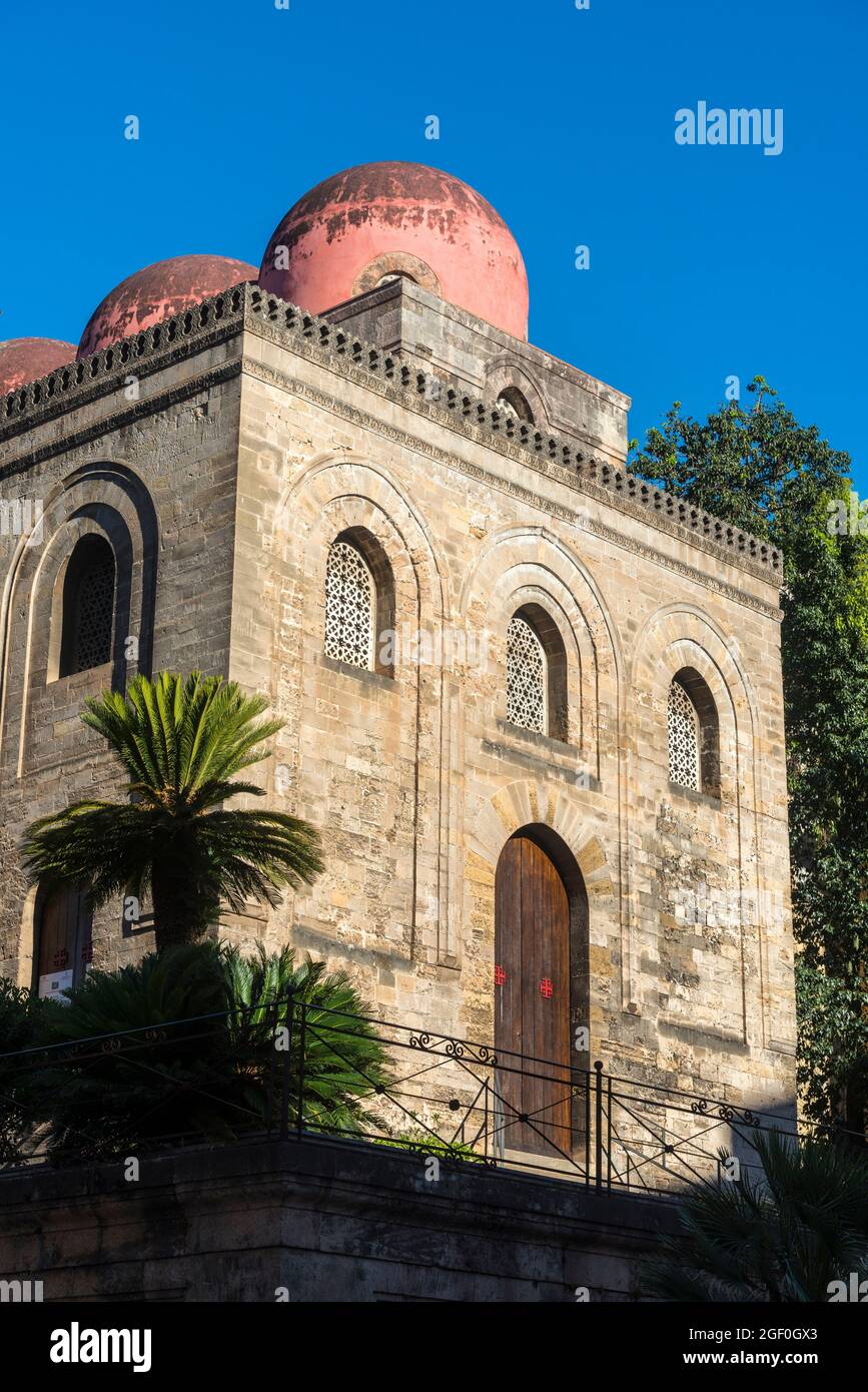 Chiesa di San Cataldo con le sue cupole rosa in Piazza Bellini, nel centro di Palermo. Sicilia. Foto Stock