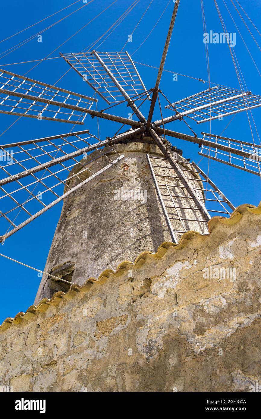 Mulino a vento presso il museo del sale, vicino a Nubia, a sud di Trapani, sulla costa occidentale della Sicilia, Italia. Foto Stock