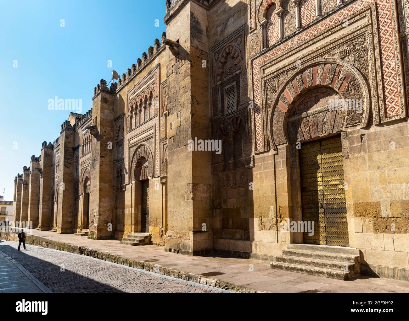 Pietra intagliata e decorazioni in mattoni sulla facciata orientale della Grande Moschea, la Mezquita, Calle Magistral Gonzales Frances, Cordoba, Spagna Foto Stock