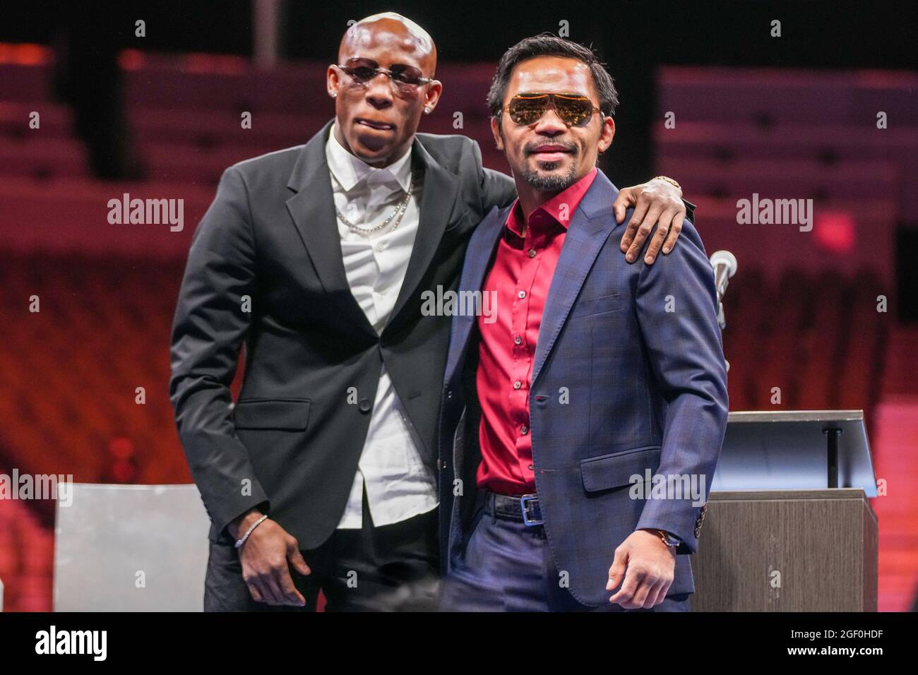 LAS VEGAS, NV - AGOSTO 21: Non è niente per amore e rispetto per Manny Pacquiao (a sinistra) e Yordenis ugas (a destra) durante la conferenza stampa post-lotta alla T-Mobile Arena per Pacquiao vs. Ugas - Main Event il 21 agosto 2021 a Las Vegas, NV, Stati Uniti. (Foto di Louis Grasse/PxImages) Credit: PX Images/Alamy Live News Foto Stock