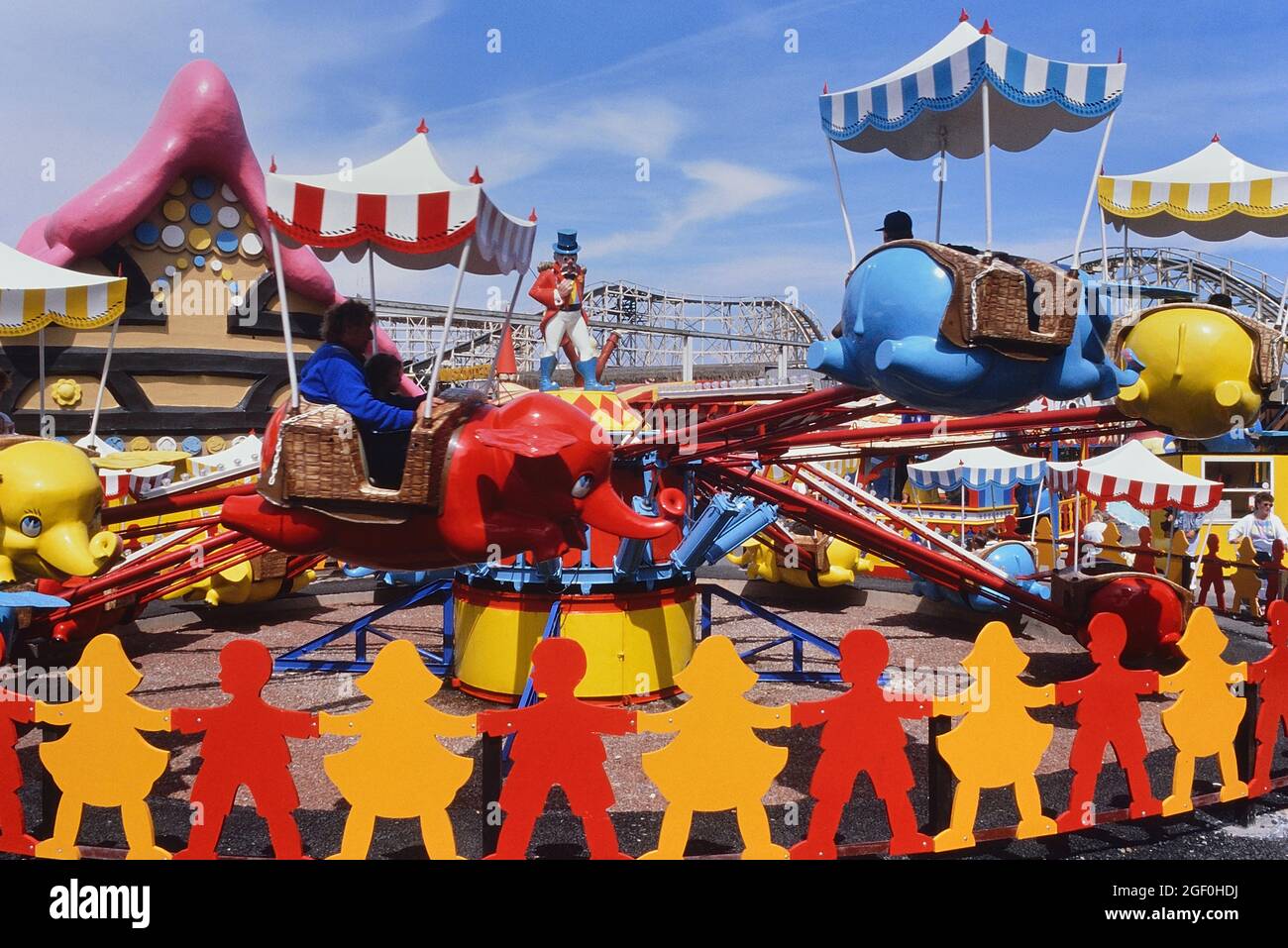 Volo elefante bambini ride, Blackpool Pleasure Beach, Blackpool, Lancashire, Inghilterra, REGNO UNITO. Circa 1988 Foto Stock