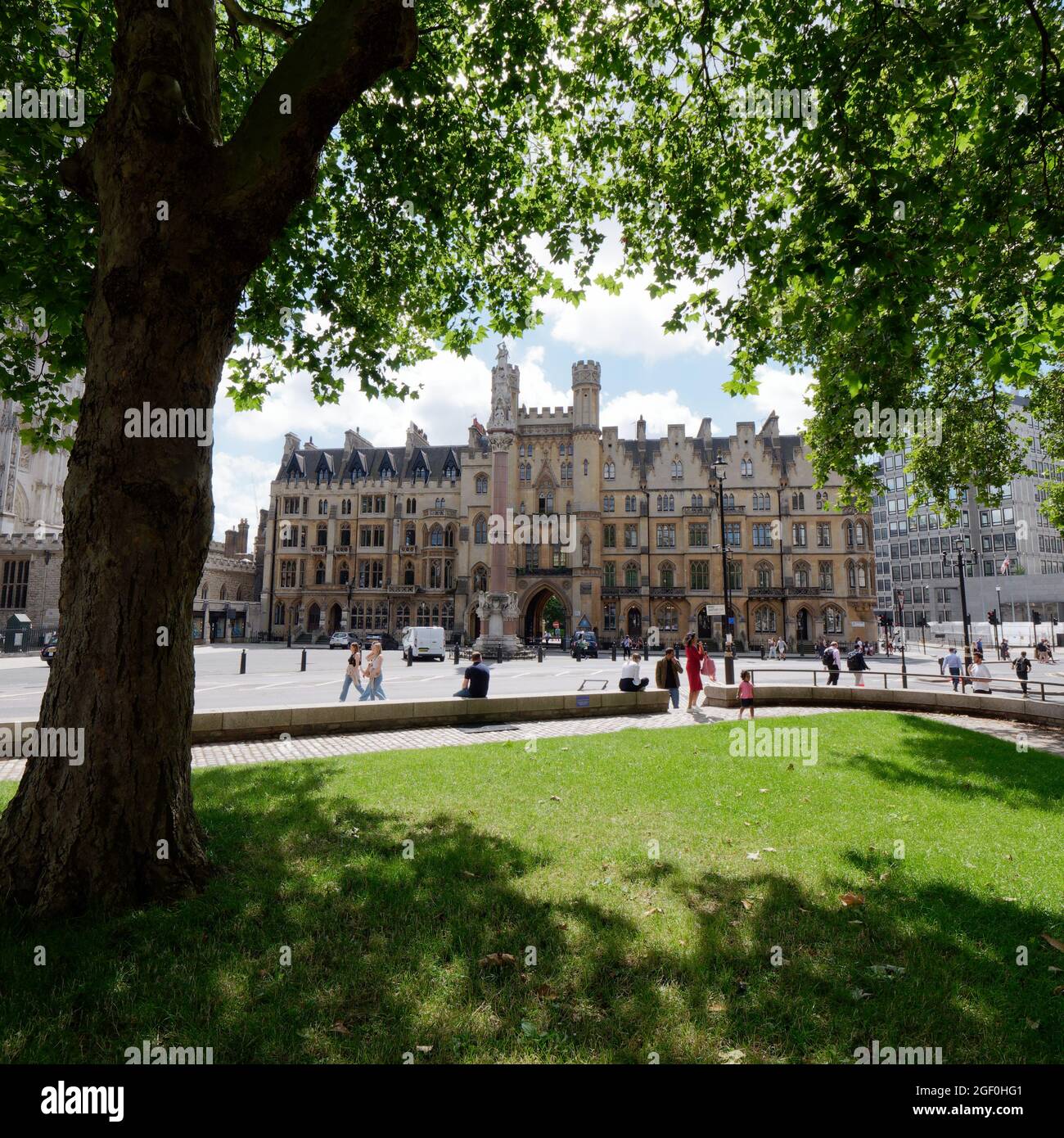 Londra, Grande Londra, Inghilterra, Agosto 10 2021: Vista dal Green delle Nazioni Unite verso l'area di Deans Yard a Westminster. Foto Stock