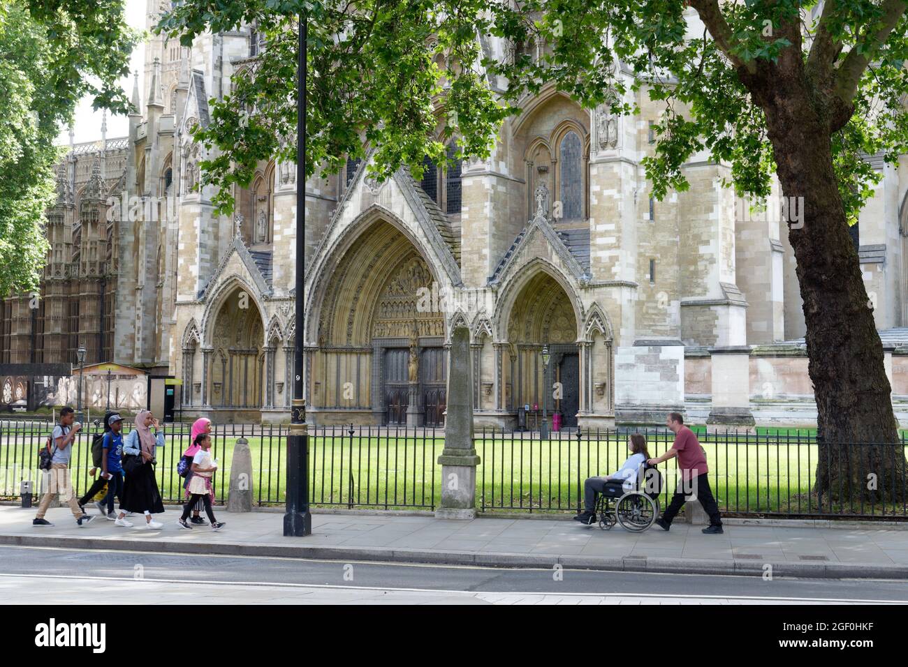 Londra, Greater London, Inghilterra, agosto 10 2021: Facciata elaborata e dell'Abbazia gotica di Westminster, come si vede da Parliament Square. Foto Stock