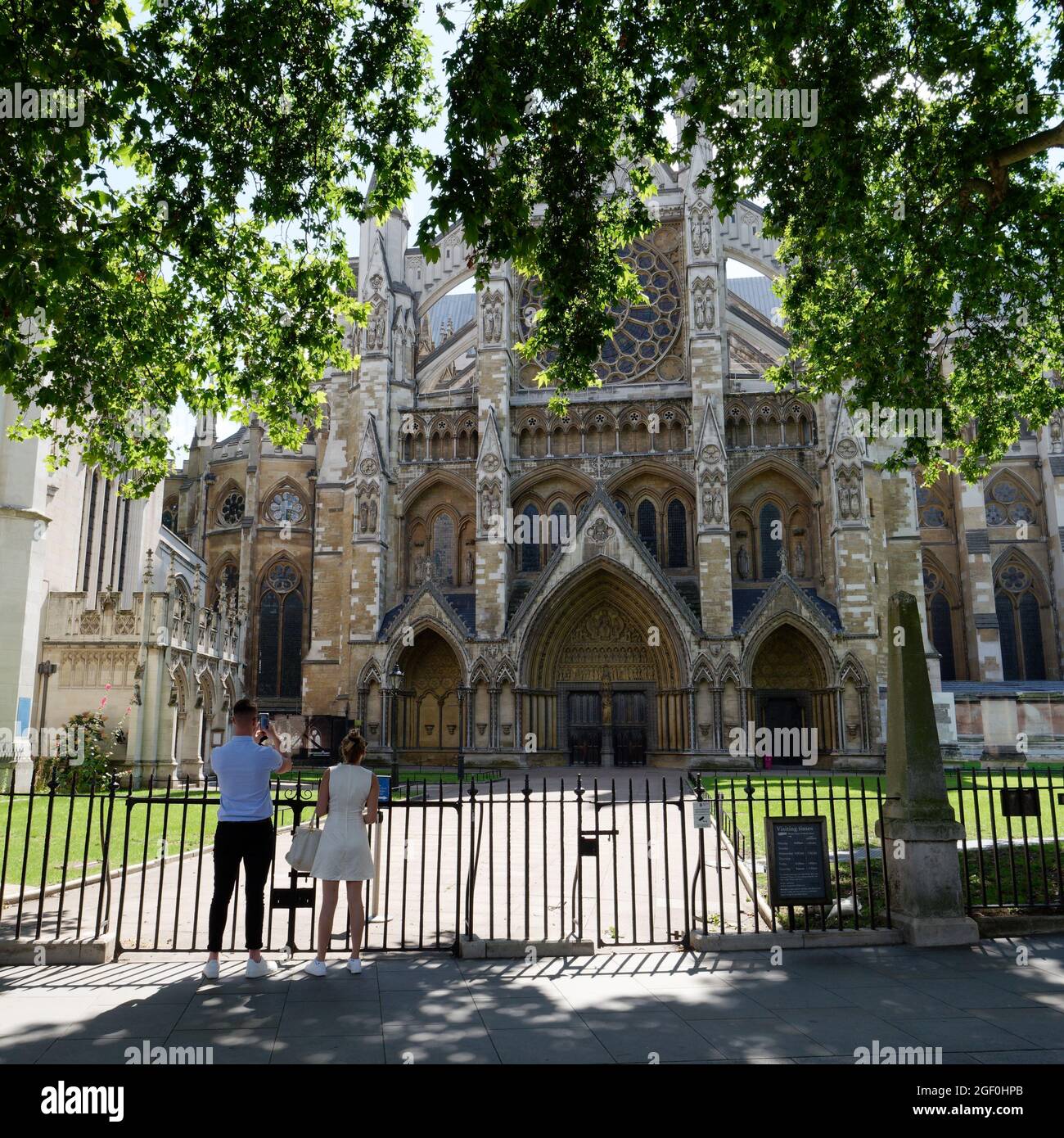 Londra, Greater London, Inghilterra, agosto 10 2021: Intricata facciata e le porte della Gothic Westminster Abbey, come si vede da Parliament Square. Foto Stock