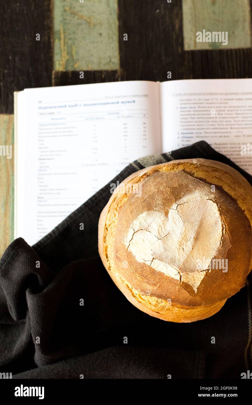 Pane artigianale su sfondo nero Foto Stock