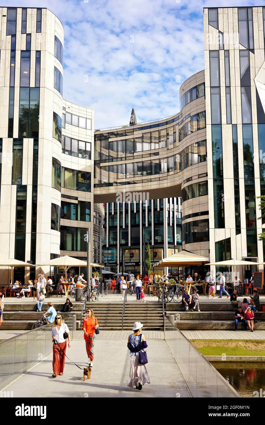 Estate in città: Il complesso 'Kö-Bogen' di Düsseldorf, progettato dall'architetto di New York Daniel Libeskind, completato nel 2013, in una giornata di sole. Foto Stock