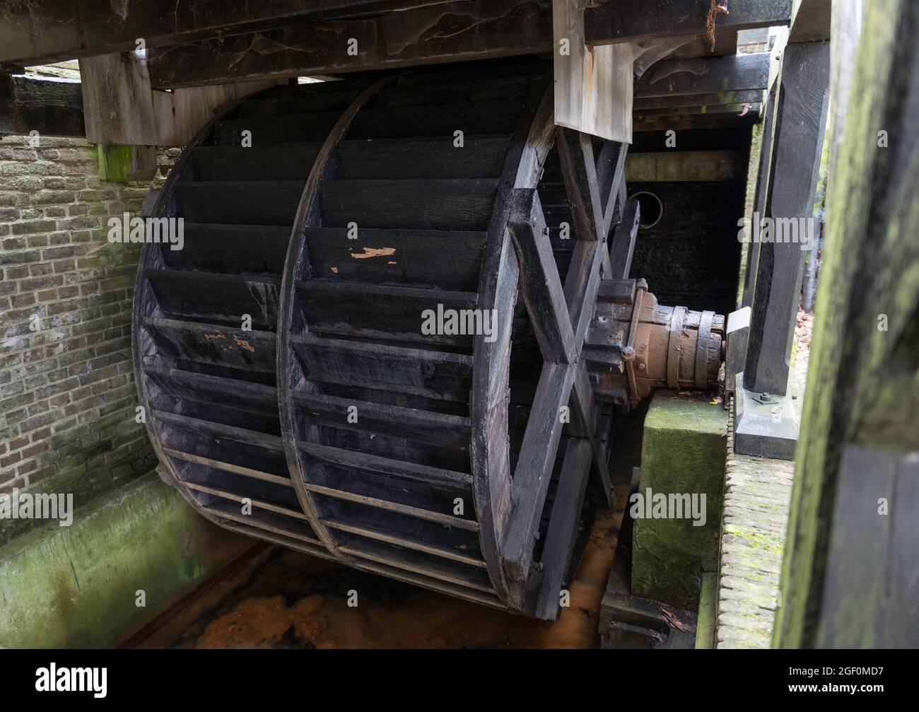 ruota di legno da un vecchio mulino di farina Foto Stock