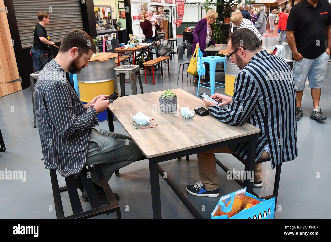 Persone che usano gli smart phone al cafe Britain UK 2021 Foto Stock