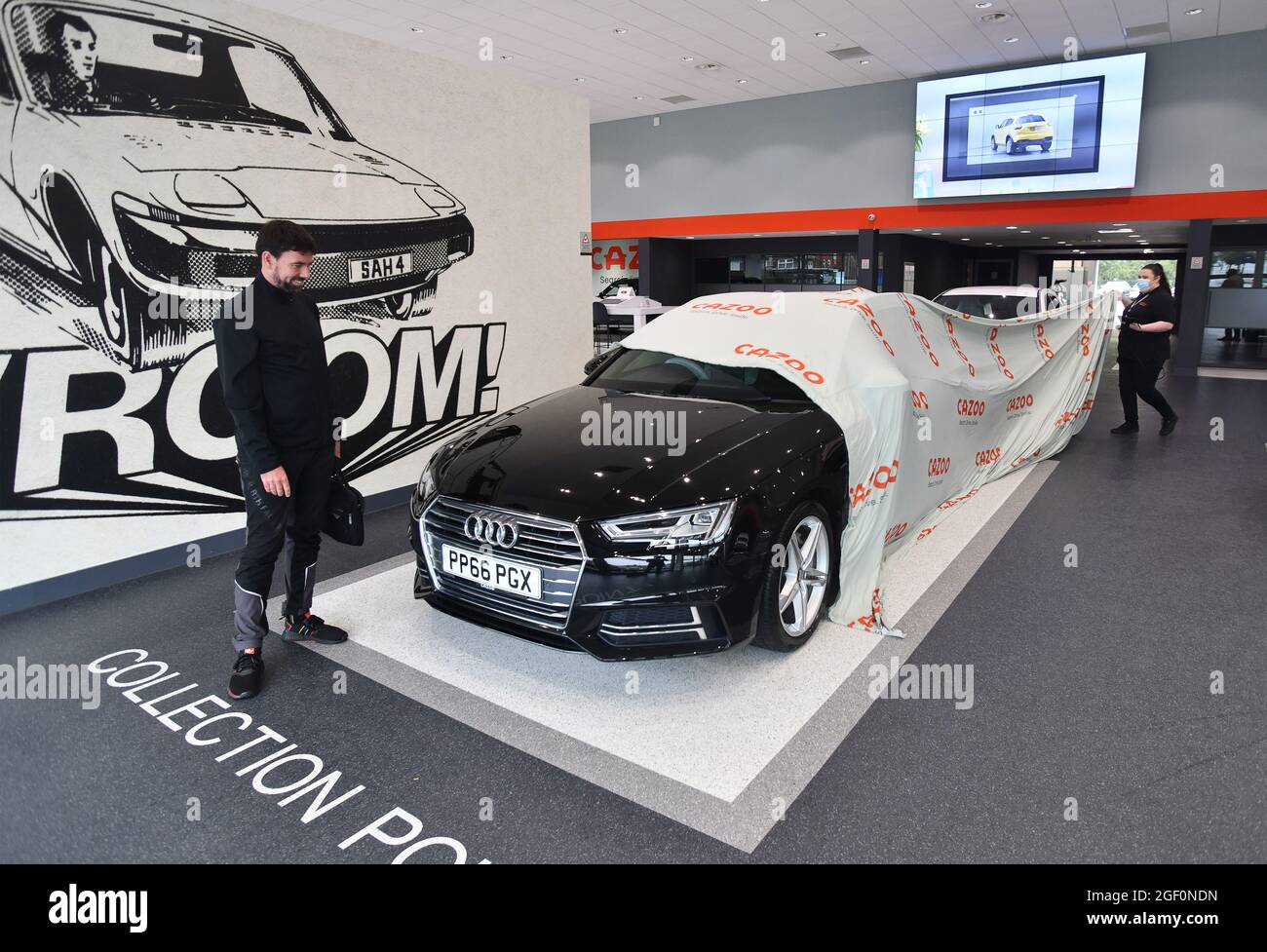 Cliente che raccoglie auto di seconda mano acquistato a Cazoo. Acquisto di un'auto usata Gran Bretagna Foto Stock