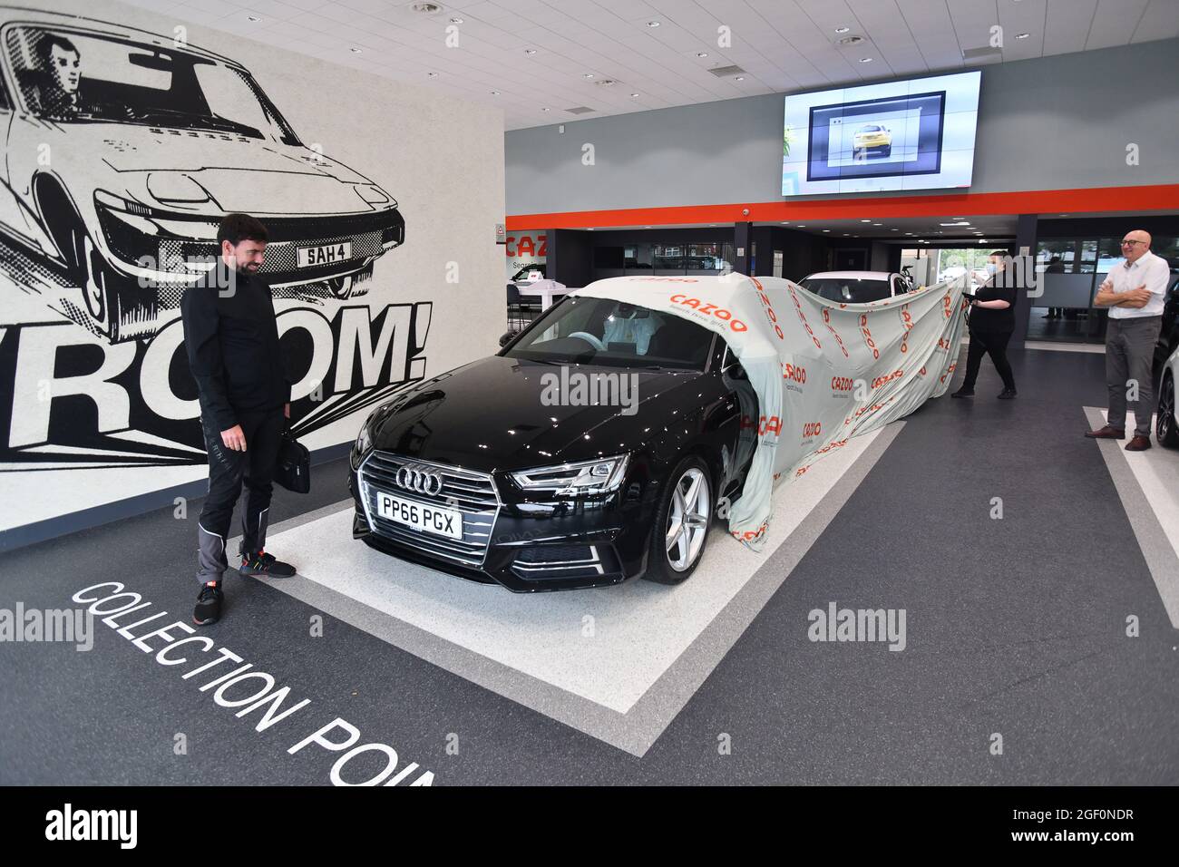 Cliente che raccoglie auto di seconda mano acquistato a Cazoo. Acquisto di un'auto usata Gran Bretagna Foto Stock