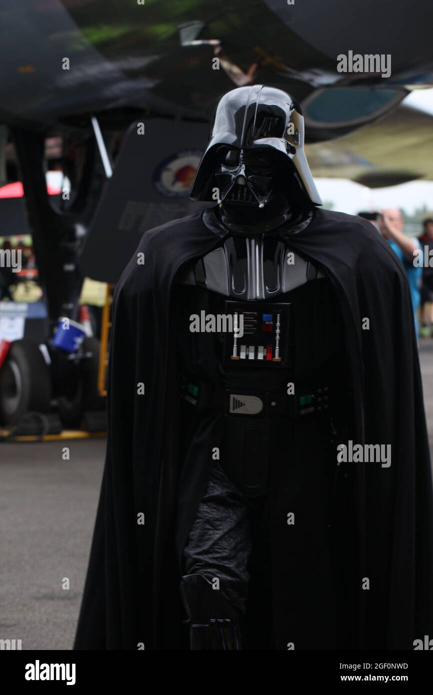 Star Wars personaggio Darth Vader in un evento Vulcan Restoration Trust tenutosi a Southend Airport Hangar 5, Essex, Gran Bretagna, 22/8/2021 Foto Stock