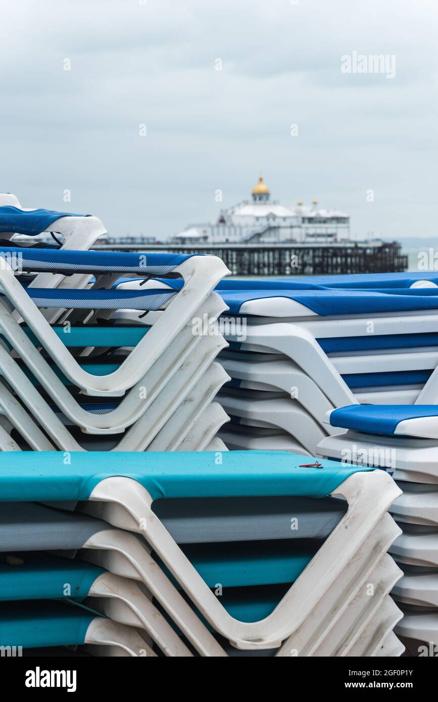 Pila di lettini da spiaggia a Eastbourne, East Sussex Foto Stock